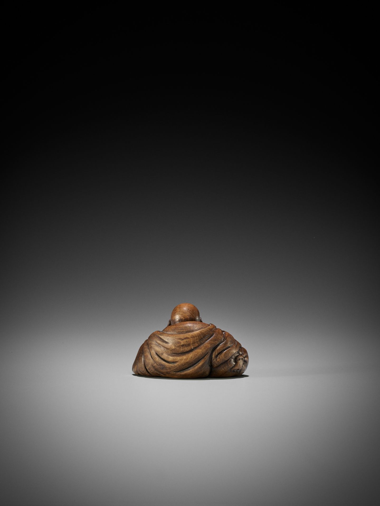 A FINE WOOD NETSUKE OF HOTEI - Bild 5 aus 8