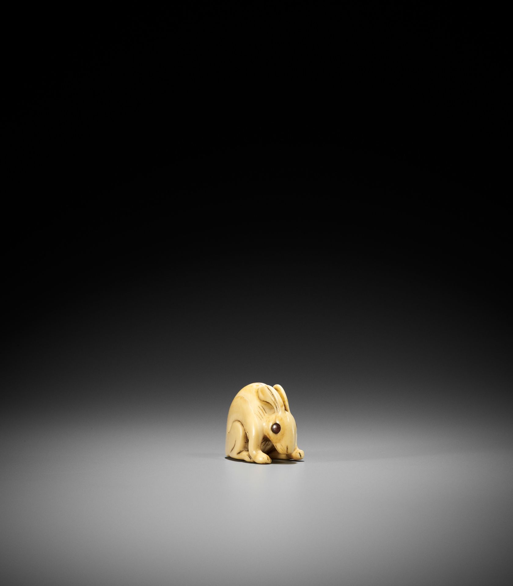 A KYOTO SCHOOL IVORY NETSUKE OF A HARE - Bild 3 aus 9