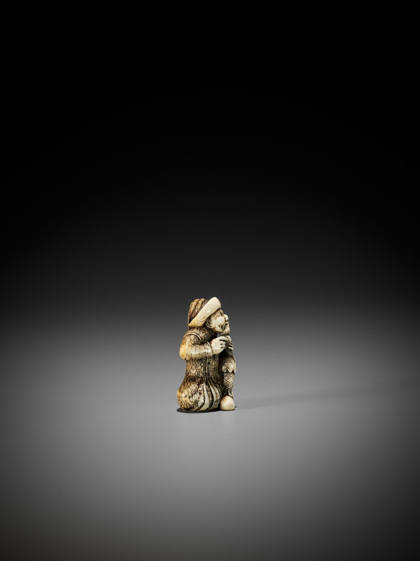 AN IVORY NETSUKE OF A DUTCHMAN COMBING HIS BEARD - Bild 7 aus 8