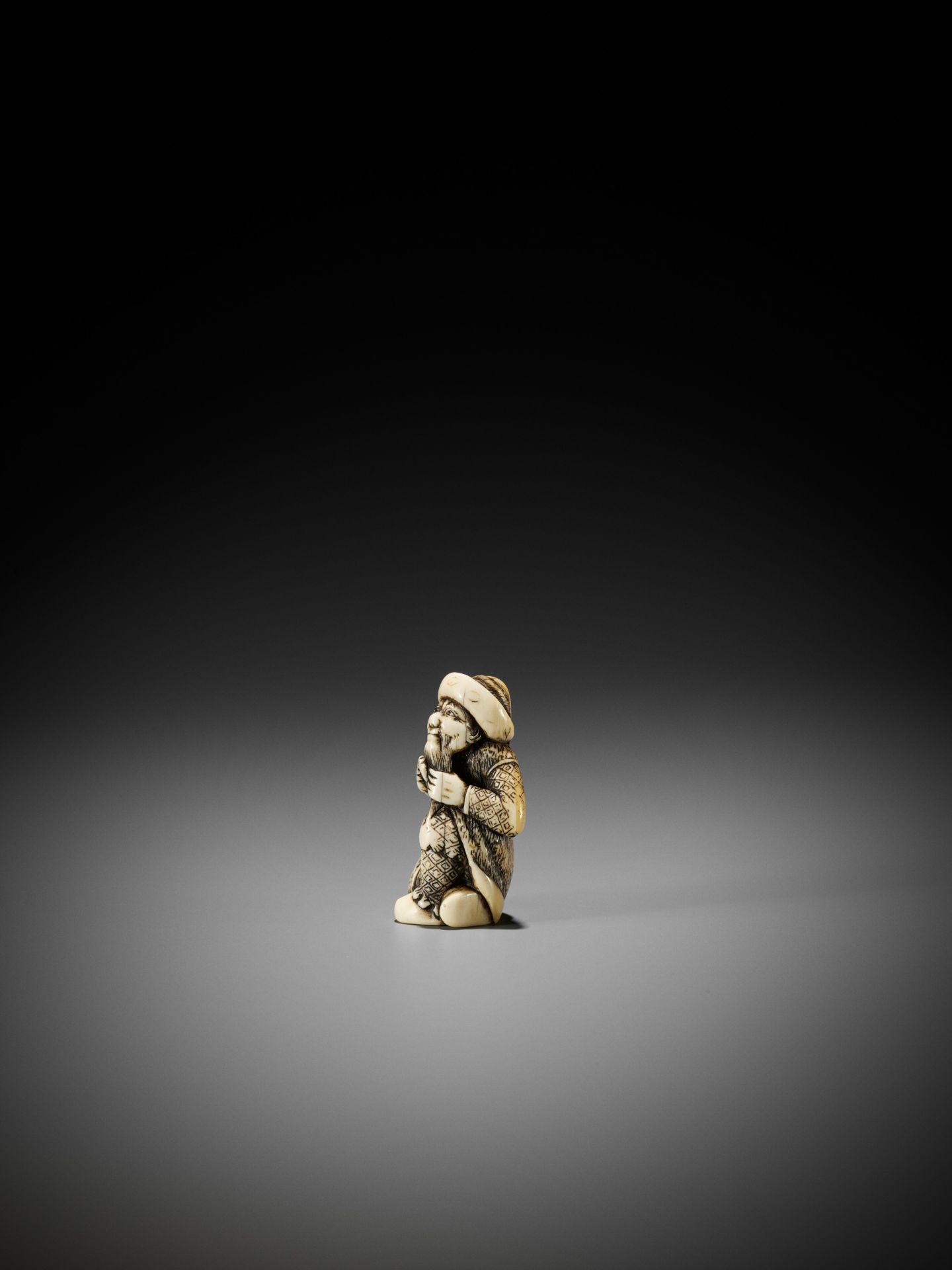 AN IVORY NETSUKE OF A DUTCHMAN COMBING HIS BEARD - Bild 6 aus 8