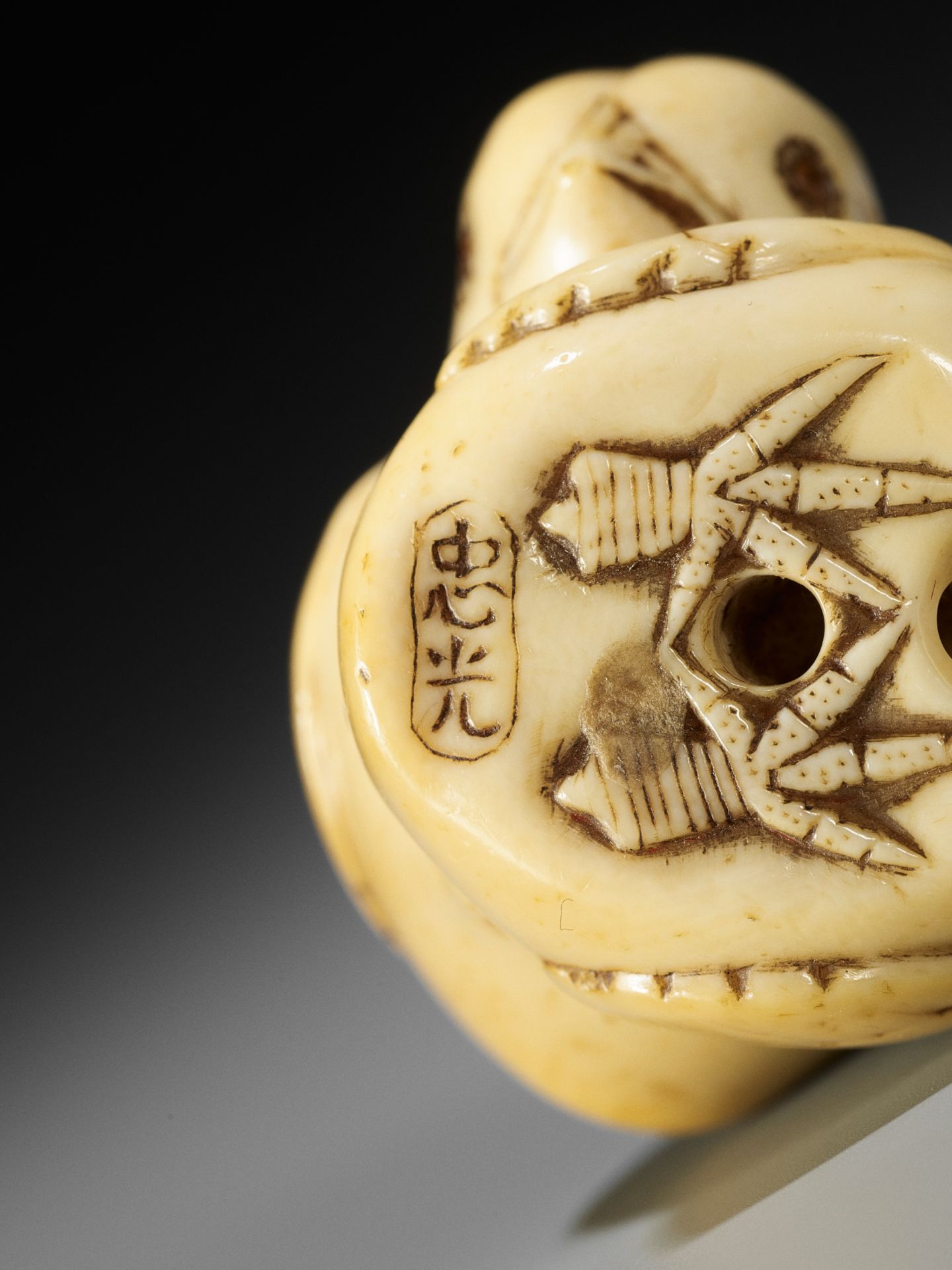 TADAMITSU: AN IVORY NETSUKE OF TWO CHICKS - Bild 9 aus 9