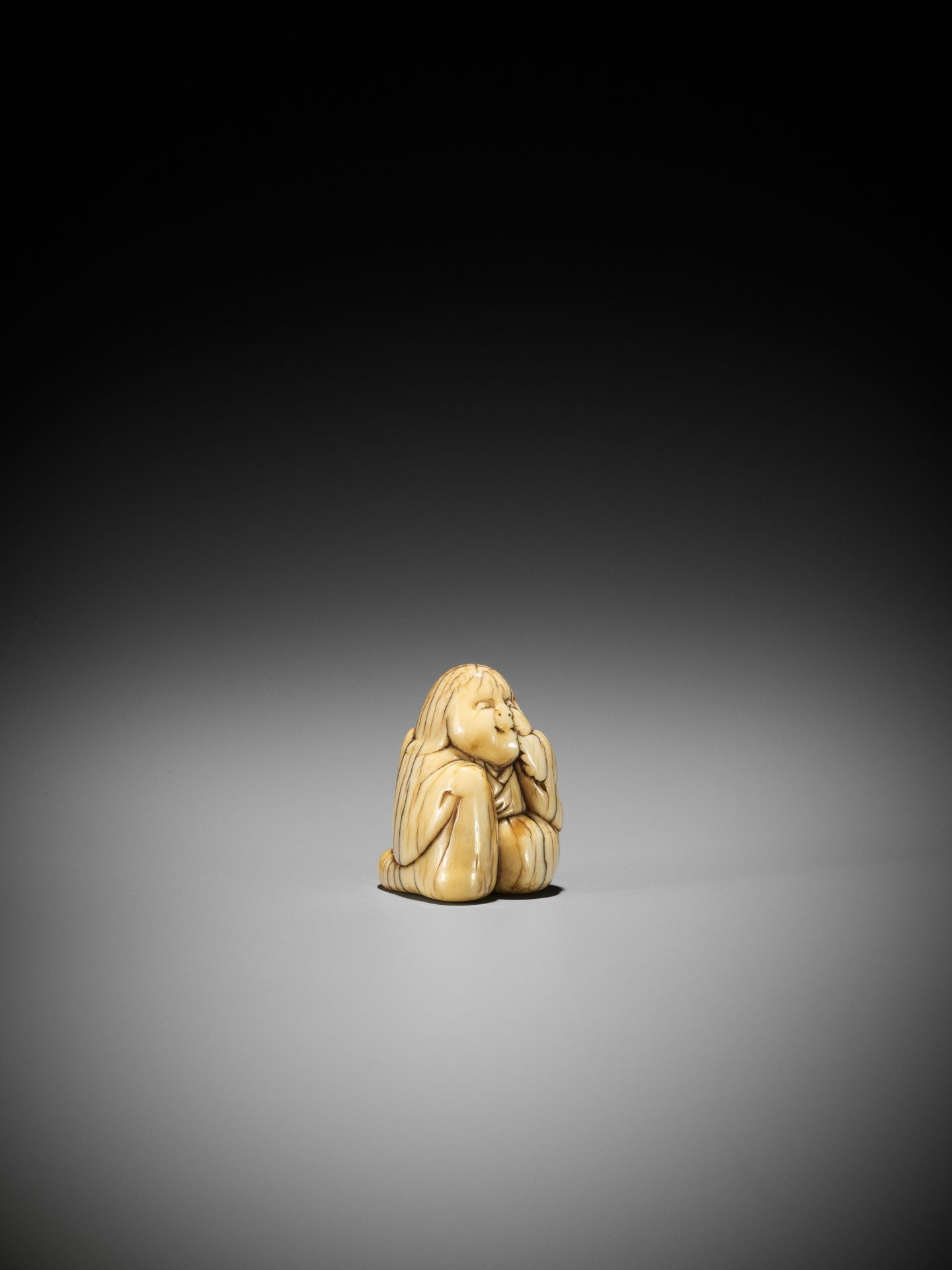 A CHARMING OLD IVORY NETSUKE OF OKAME - Bild 7 aus 8