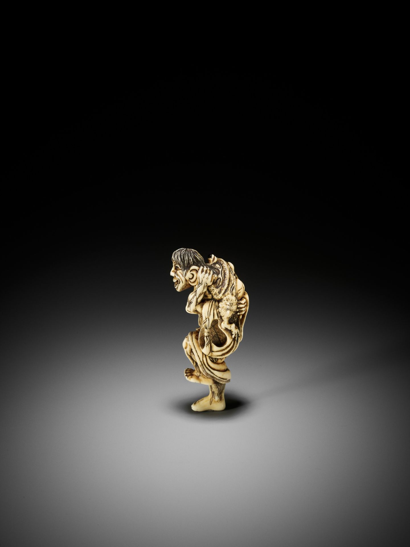 NAGATOMO: A LARGE IVORY NETSUKE OF GAMA SENNIN AND HIS TOAD - Bild 3 aus 10