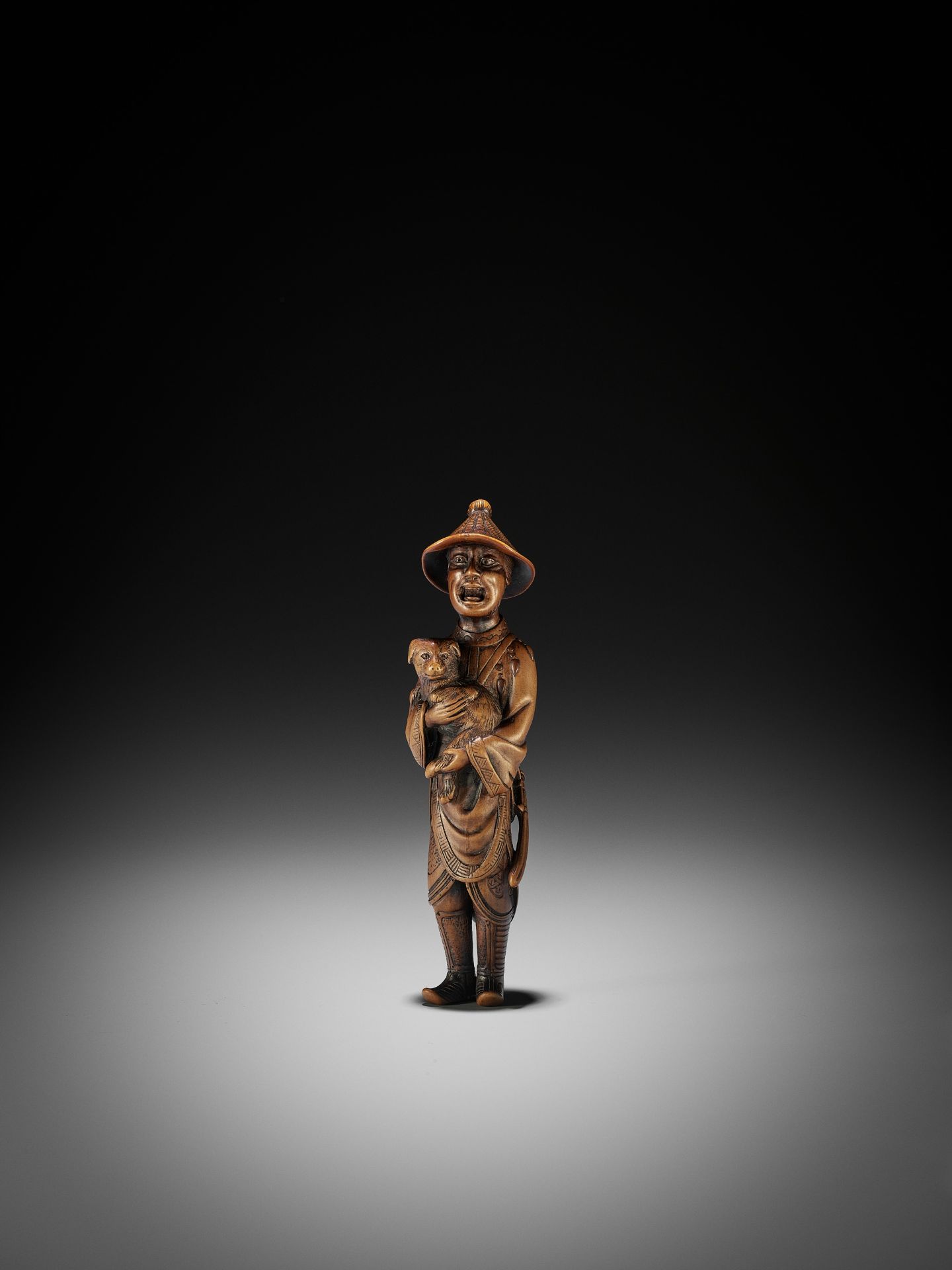 A VERY LARGE AND SUPERB WOOD NETSUKE OF A FOREIGNER WITH DOG - Bild 2 aus 19