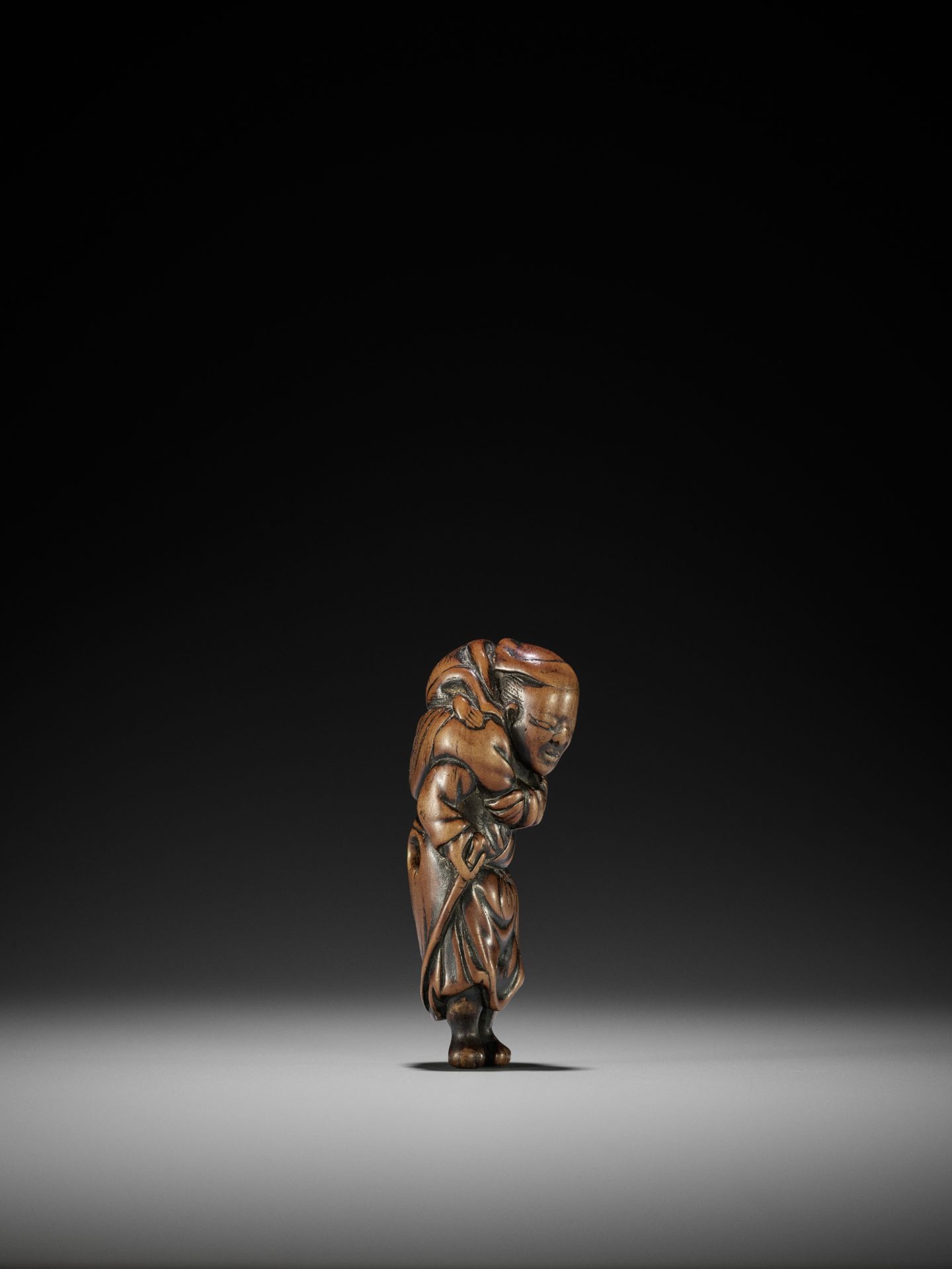 AN EARLY WOOD NETSUKE OF A SARUMAWASHI - Bild 5 aus 7