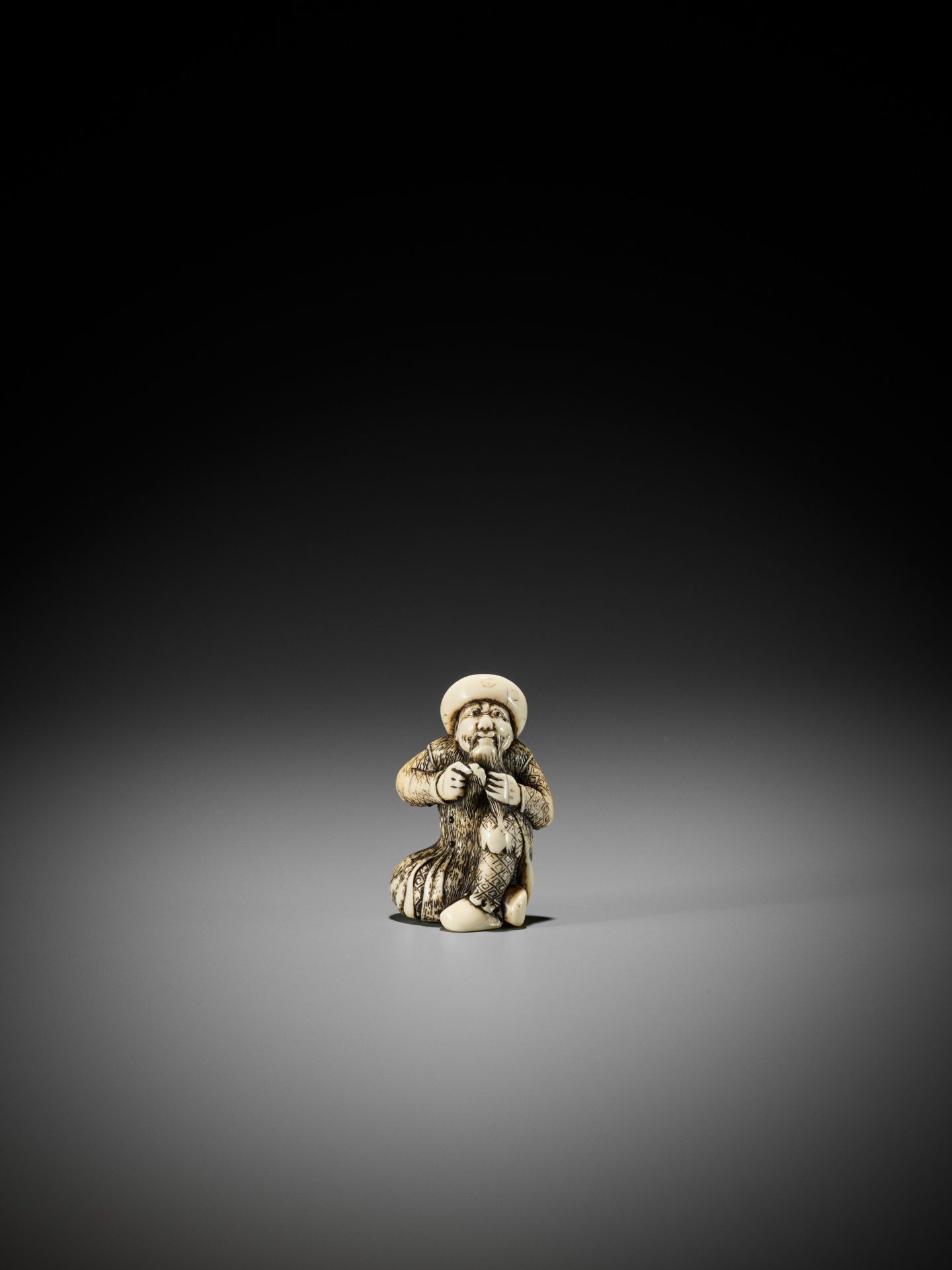 AN IVORY NETSUKE OF A DUTCHMAN COMBING HIS BEARD - Bild 5 aus 8