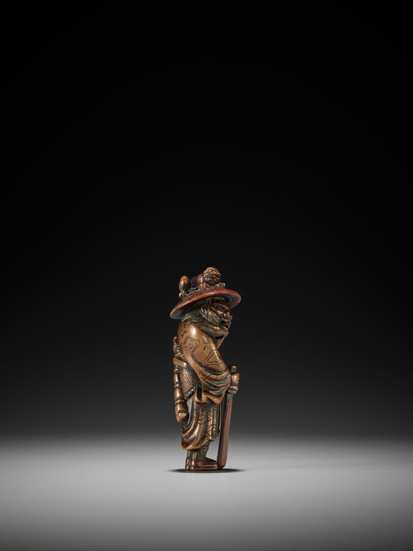 MITSUHARU: A SUPERB WOOD NETSUKE OF SHOKI AND ONI - Bild 6 aus 12