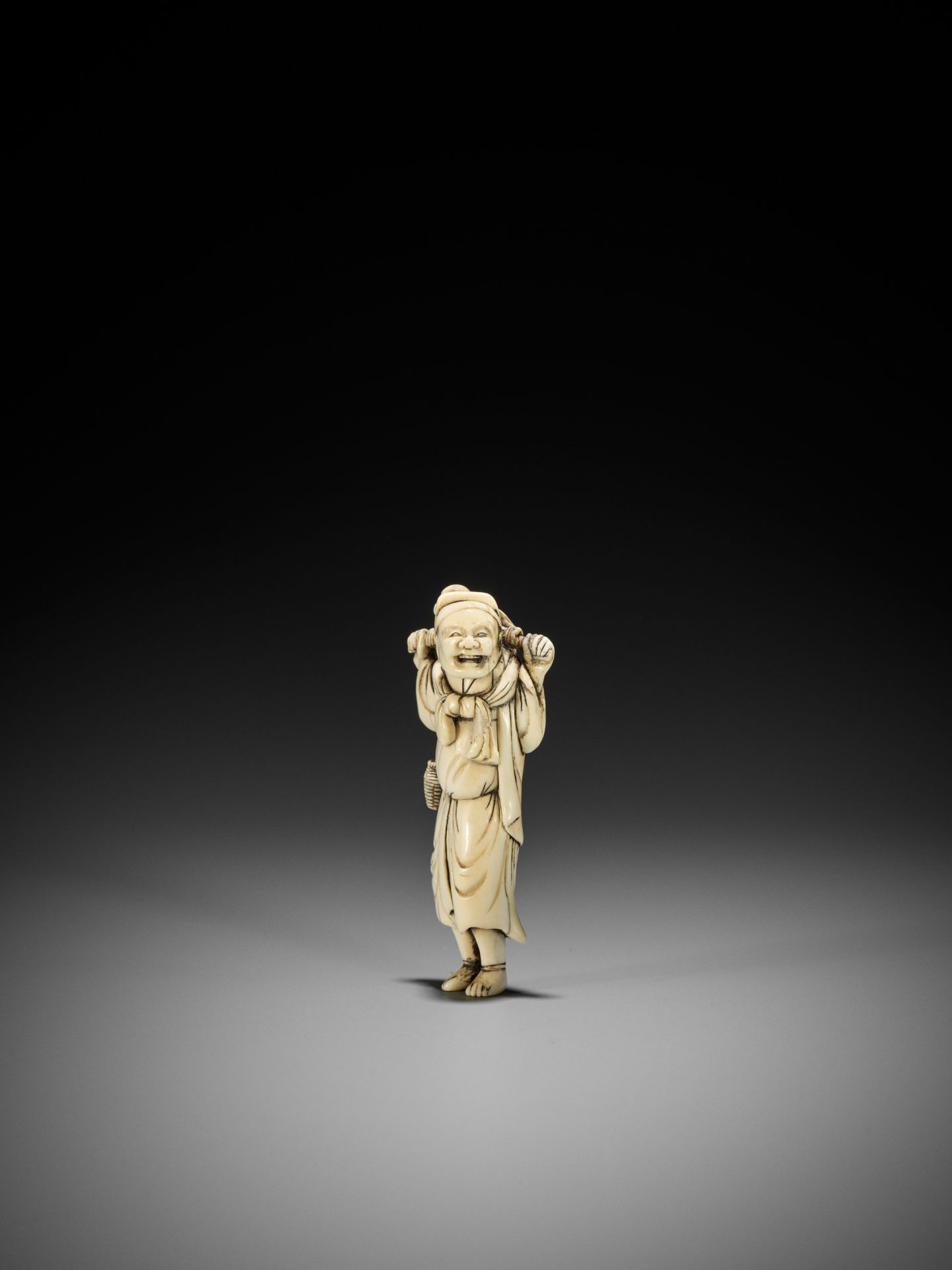 AN IVORY NETSUKE OF A SARUMAWASHI WITH MONKEY - Bild 4 aus 9