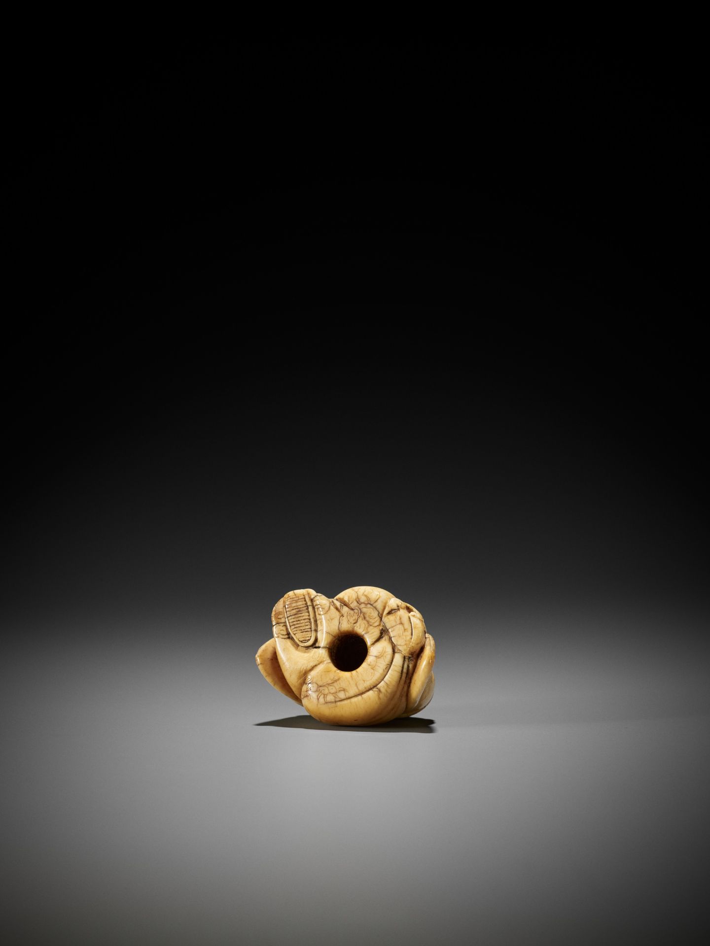 AN IVORY NETSUKE OF A SEATED HOTEI - Bild 8 aus 8