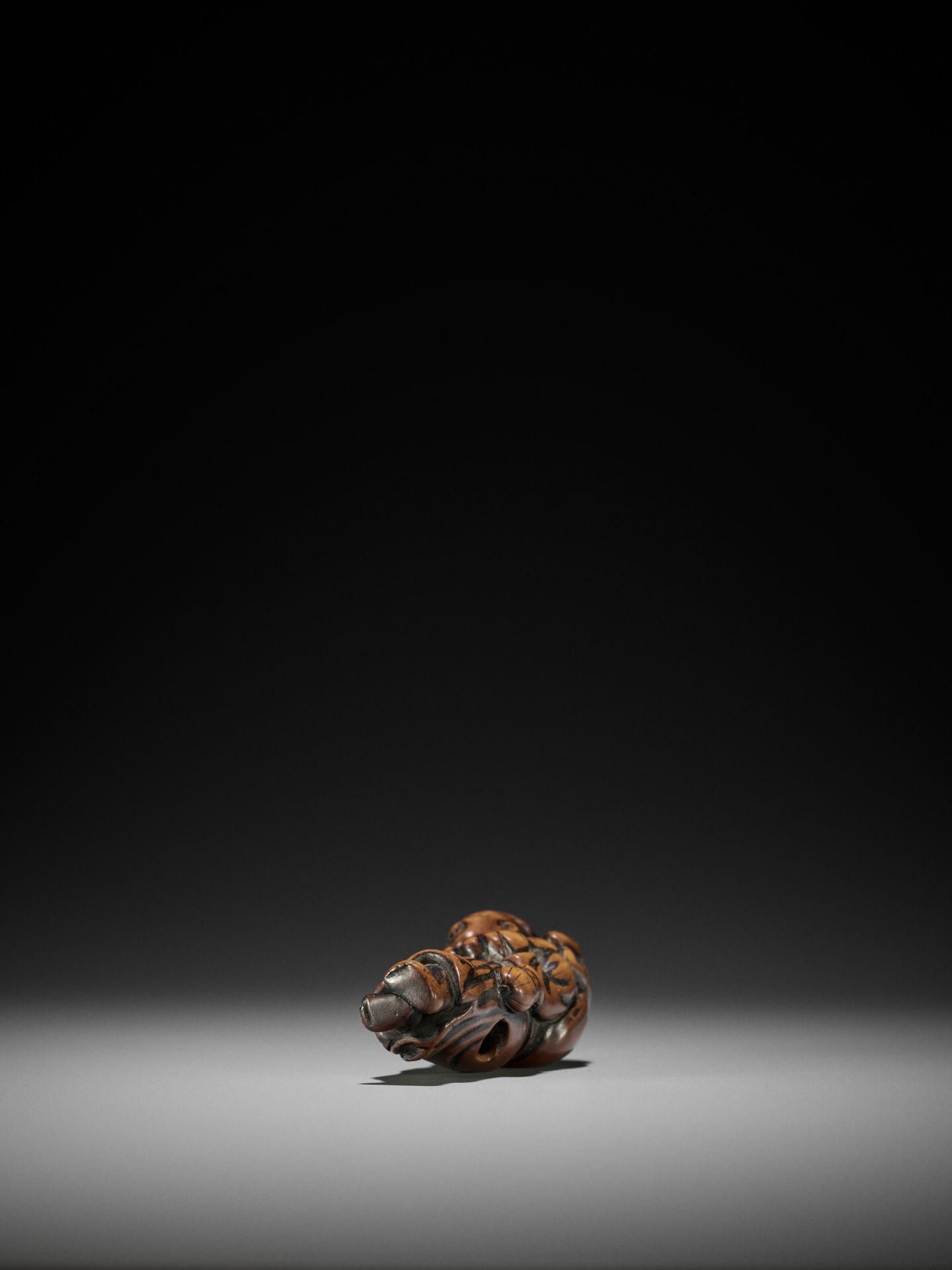 AN EARLY WOOD NETSUKE OF A SARUMAWASHI - Bild 7 aus 7