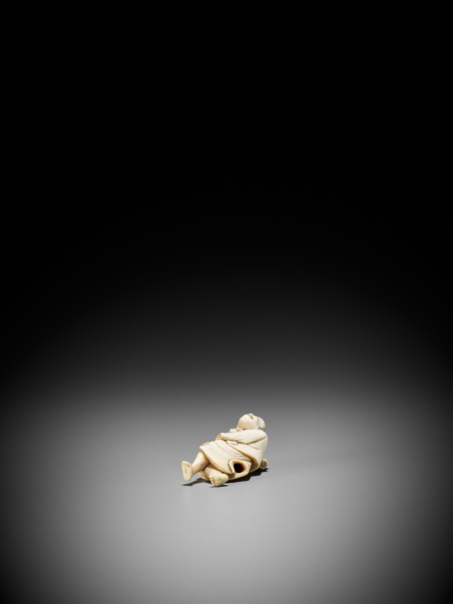 A GOOD IVORY NETSUKE OF A STREET VENDOR - Bild 11 aus 11