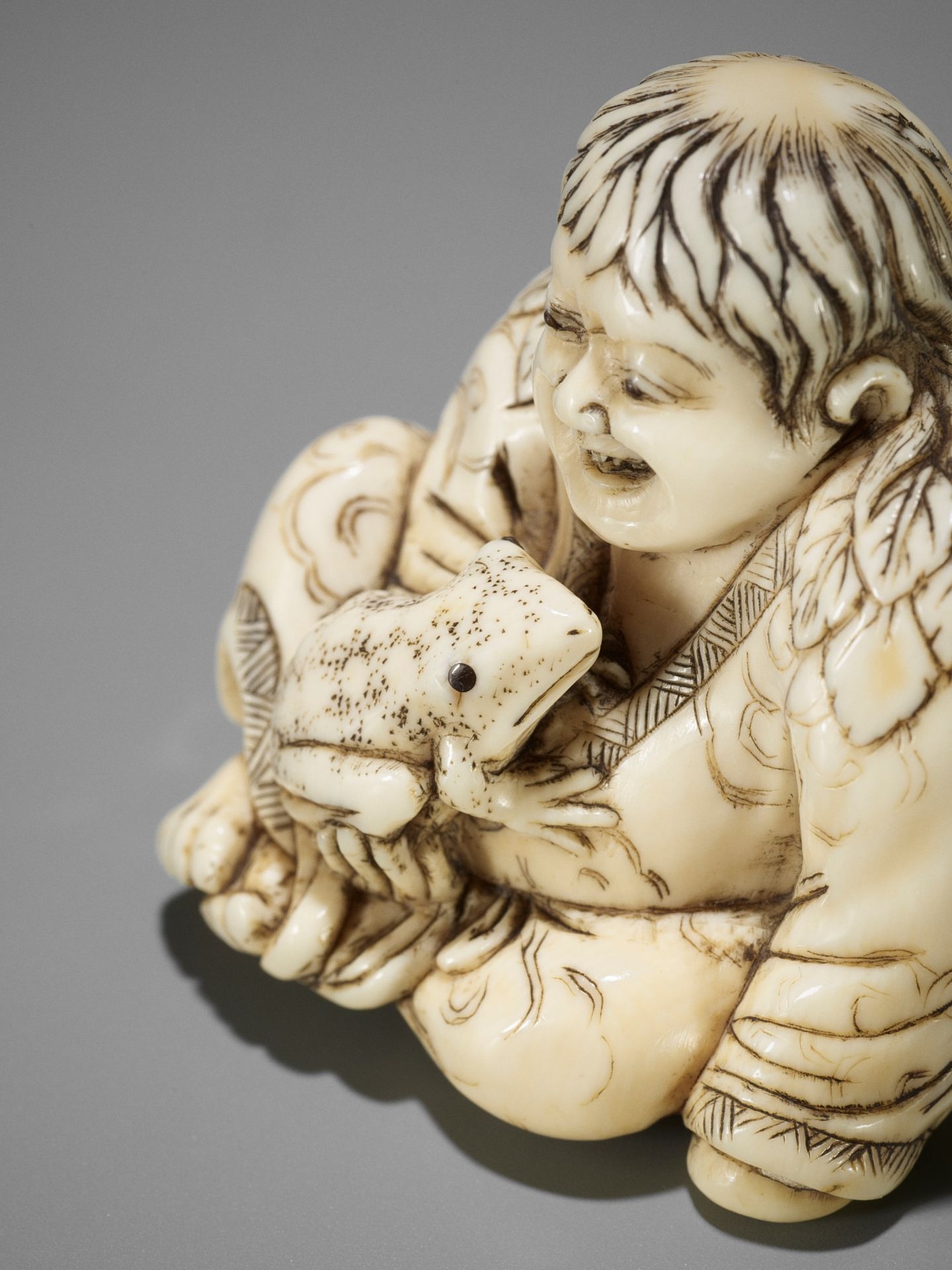 TOMOTADA: A RARE AND IMPORTANT IVORY NETSUKE OF GAMA SENNIN WITH HIS TOAD - Bild 7 aus 14