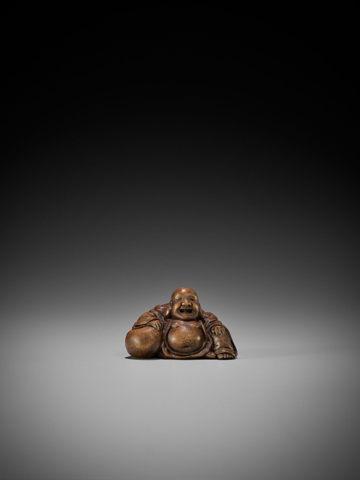 A FINE WOOD NETSUKE OF HOTEI - Bild 2 aus 8