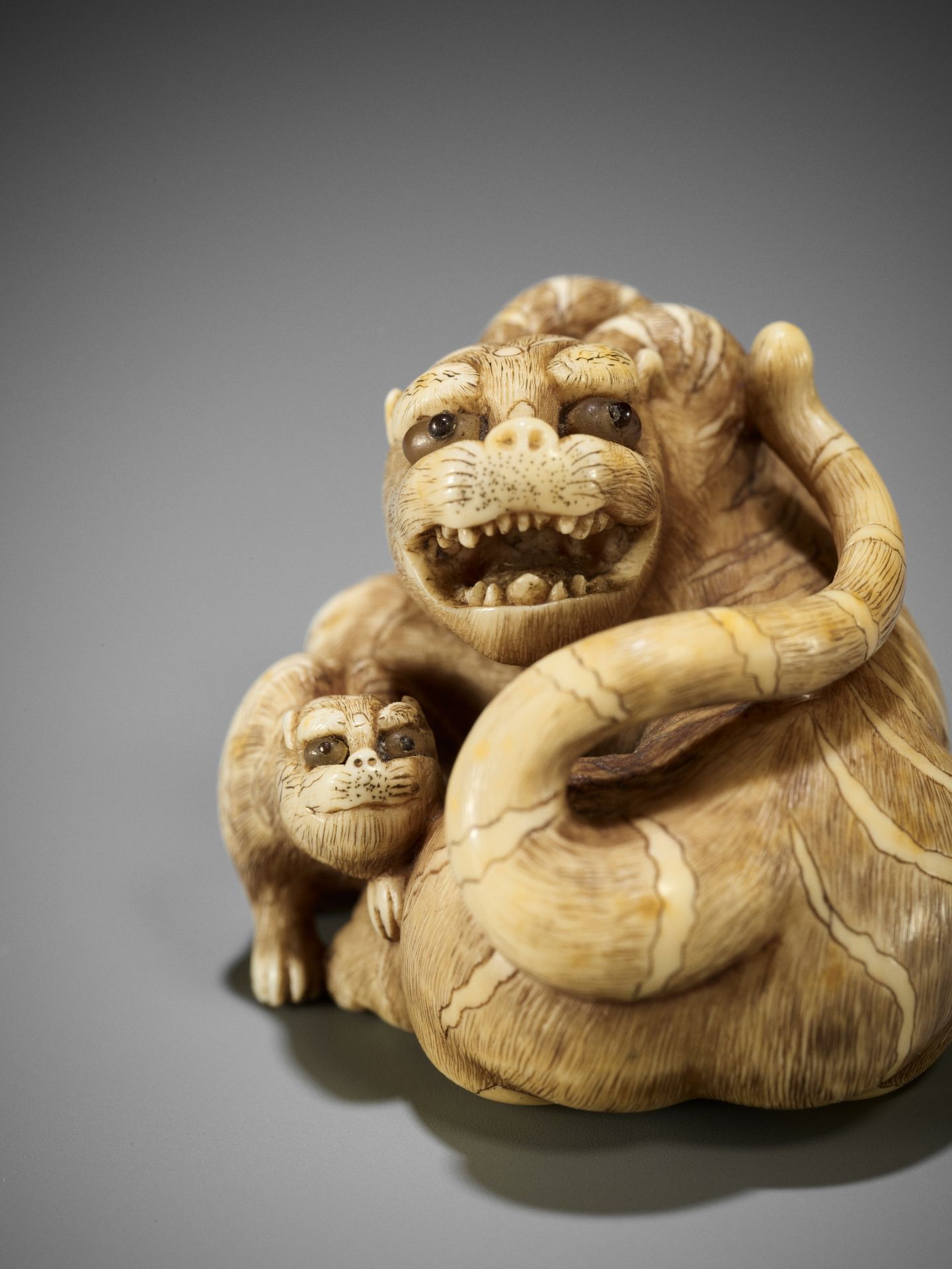 RANICHI: A SUPERB IVORY NETSUKE OF A TIGRESS WITH CUB - Bild 8 aus 13