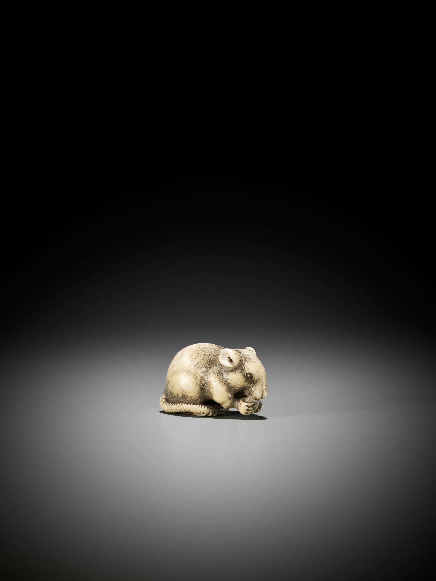 OKATORI: A SUPERB IVORY NETSUKE OF A RAT EATING A FRUIT - Bild 5 aus 15