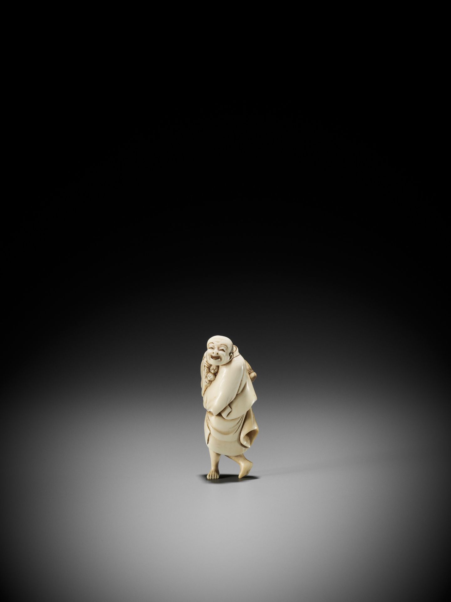 A GOOD IVORY NETSUKE OF A STREET VENDOR - Bild 4 aus 11