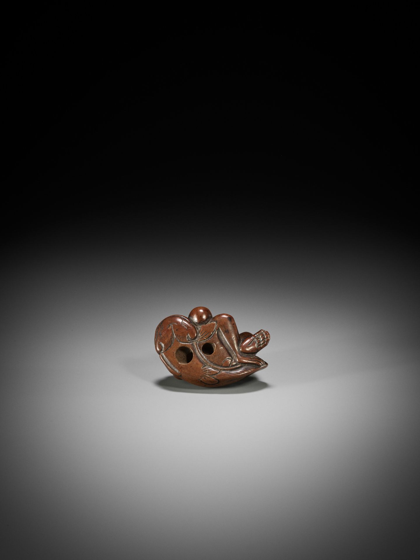 A WOOD NETSUKE OF A MONKEY, GOURD AND NAMAZU - Bild 7 aus 7