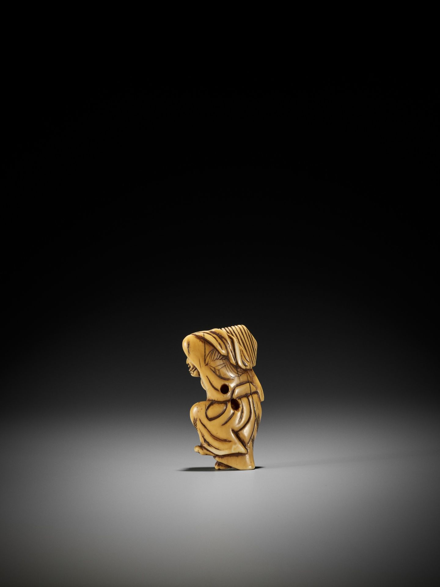 AN EARLY IVORY NETSUKE OF A SAMBASO DANCER - Bild 2 aus 7