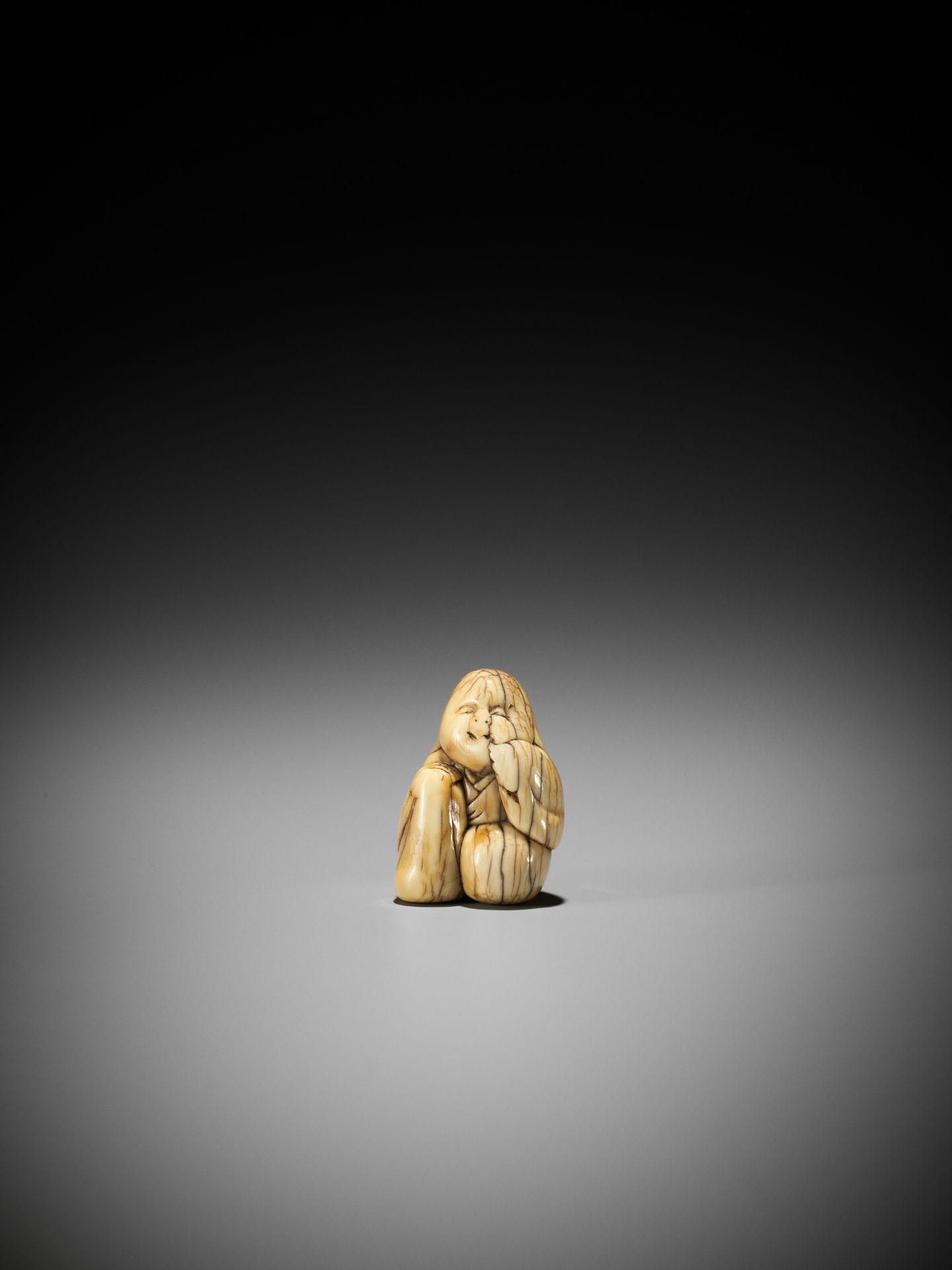 A CHARMING OLD IVORY NETSUKE OF OKAME - Bild 3 aus 8