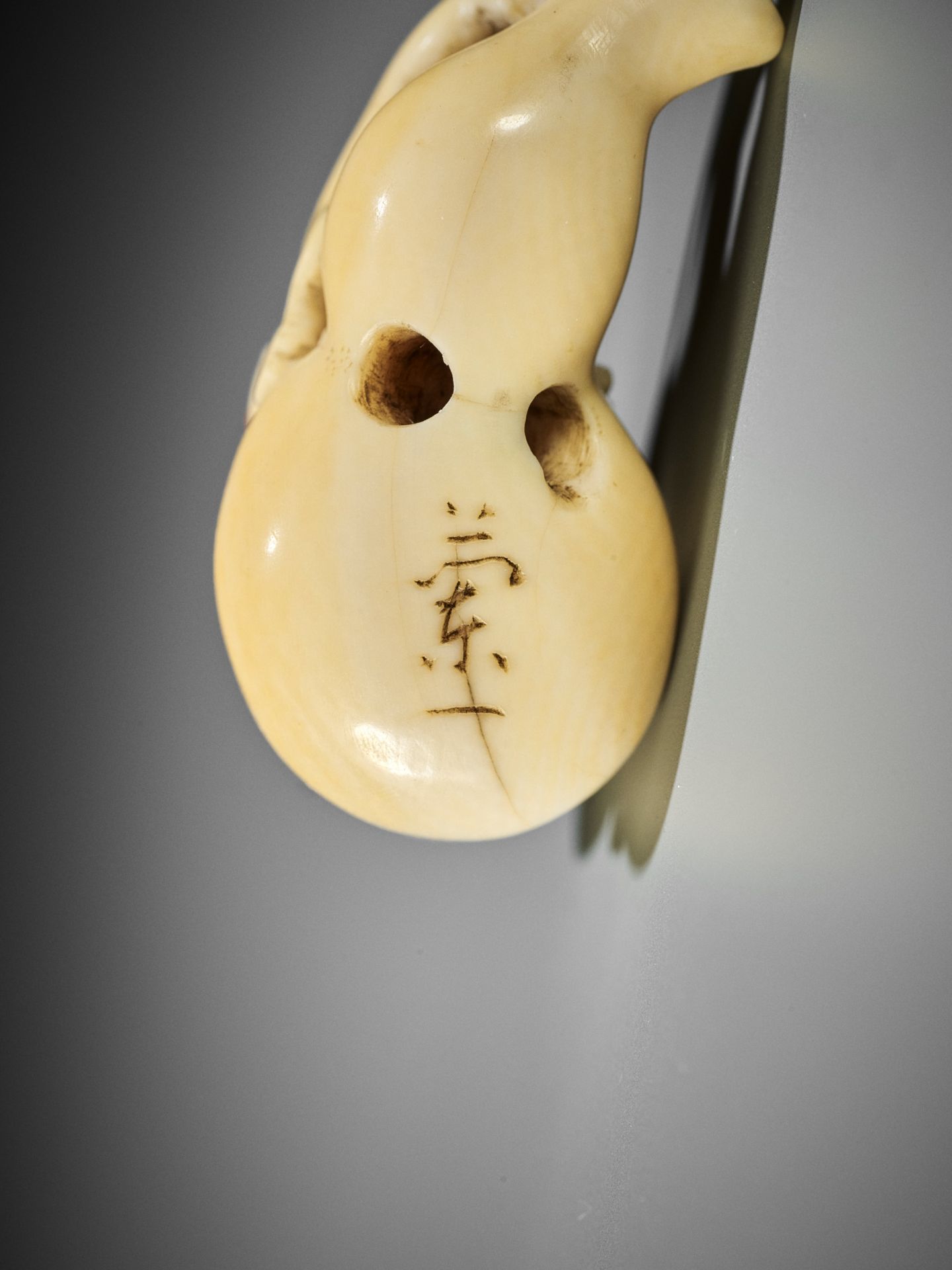 RANICHI: AN IVORY NETSUKE OF TWO HORSES EMERGING FROM CHOKARO SENNIN'S GOURD - Bild 7 aus 7