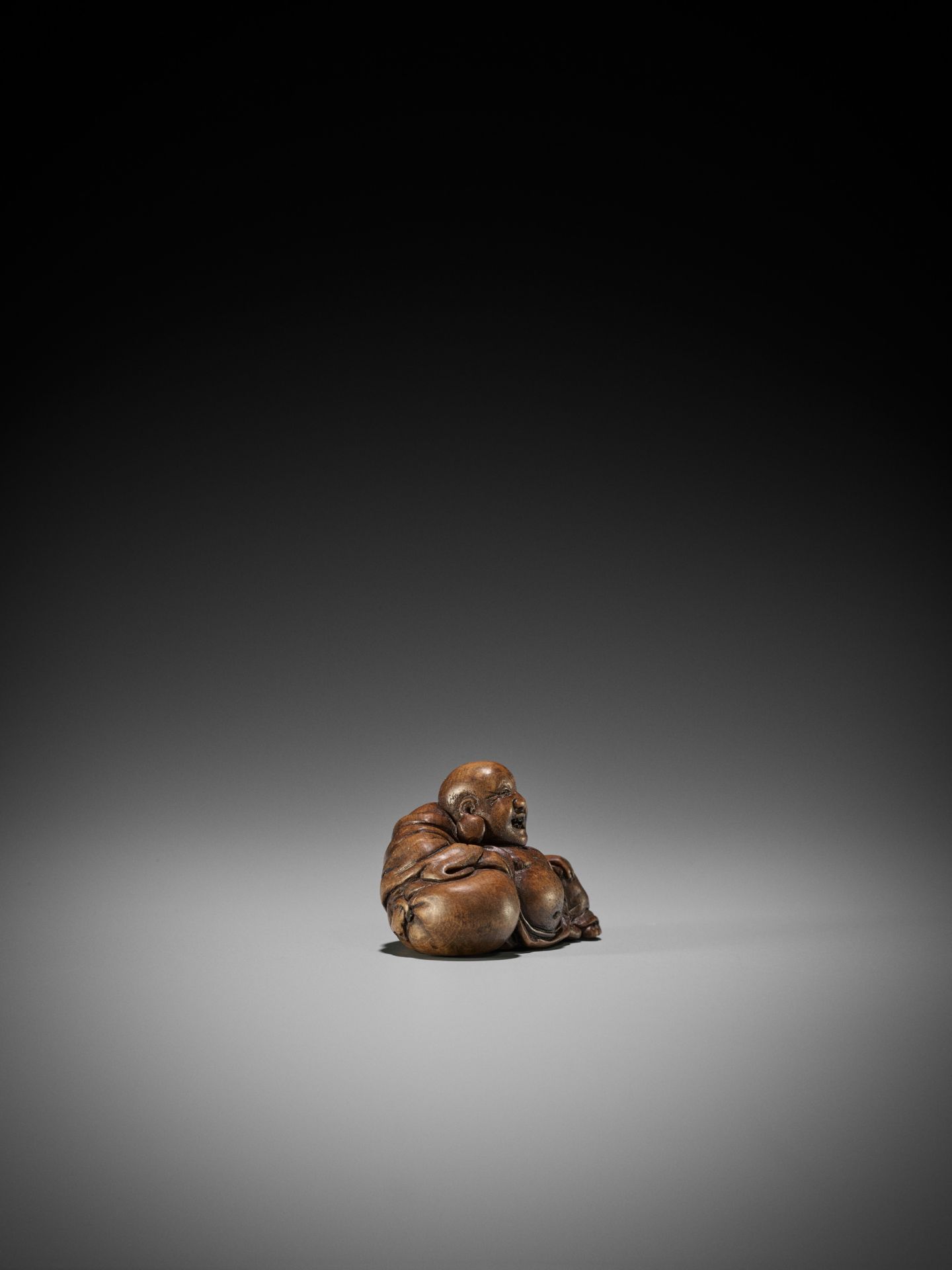 A FINE WOOD NETSUKE OF HOTEI - Bild 6 aus 8