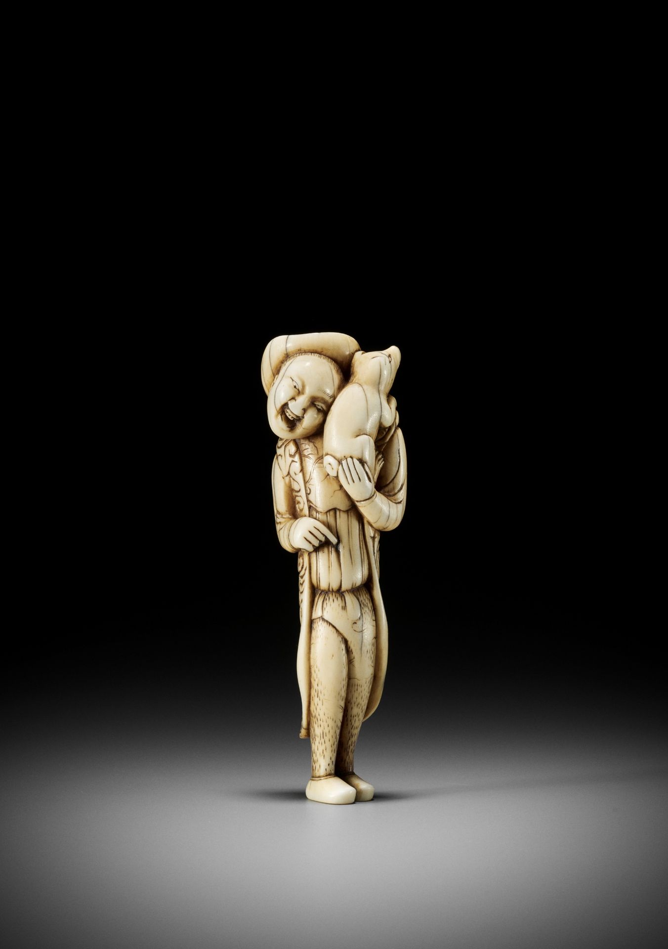 A GOOD IVORY NETSUKE OF A DUTCHMAN WITH DOG - Bild 2 aus 12