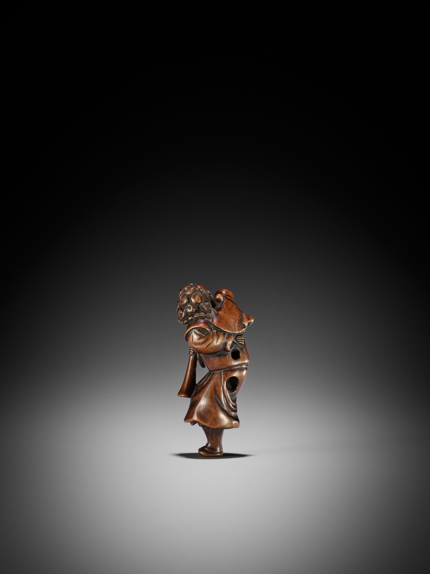 A GOOD WOOD NETSUKE OF A DUTCHMAN WITH CHILD - Image 7 of 11