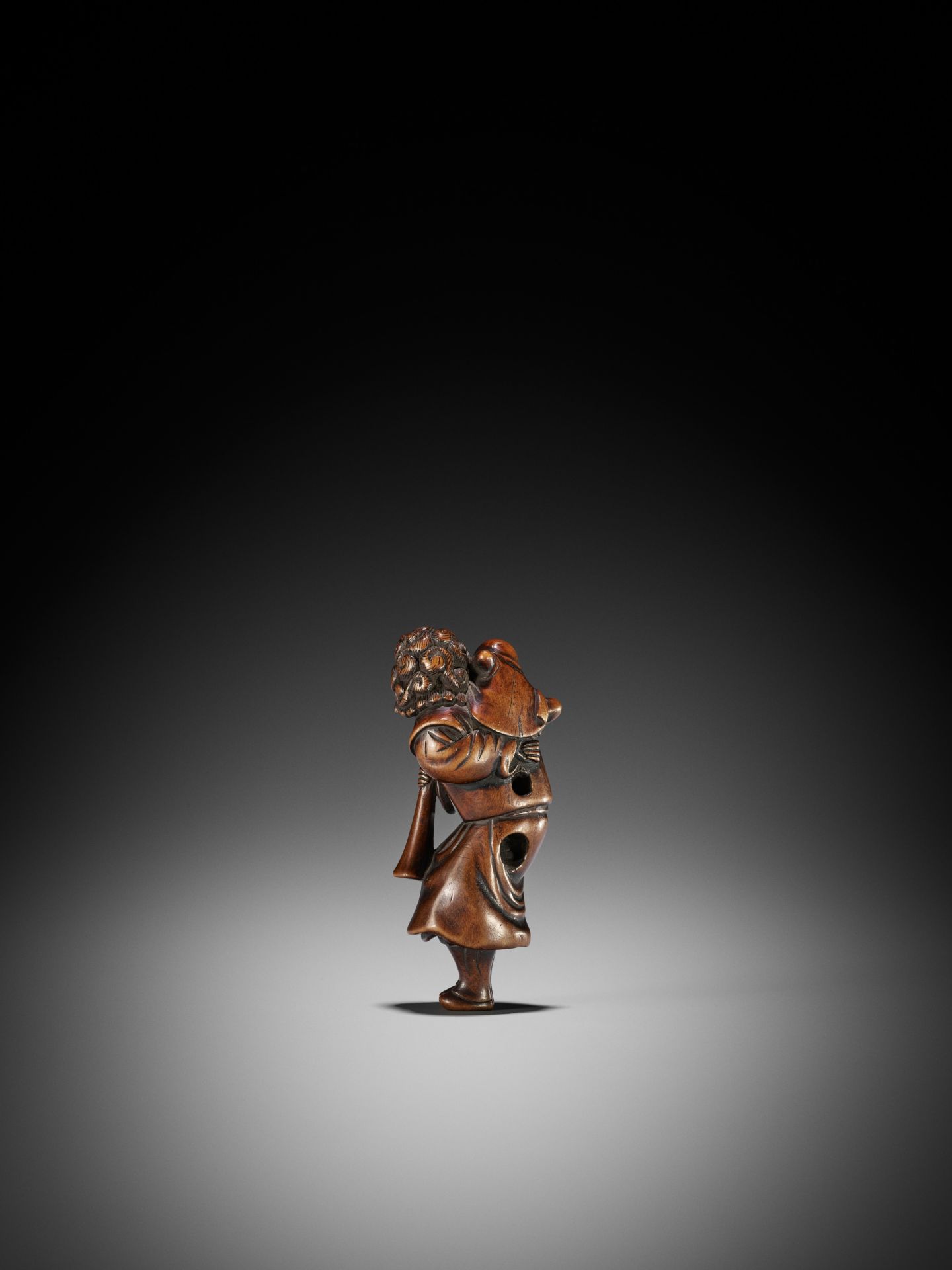 A GOOD WOOD NETSUKE OF A DUTCHMAN WITH CHILD - Bild 7 aus 11