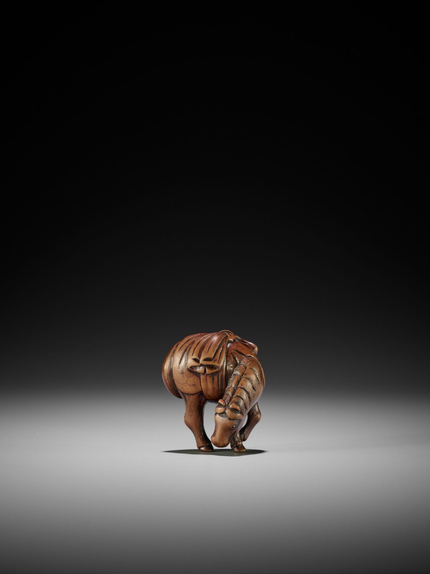 A GOOD WOOD NETSUKE OF A GRAZING HORSE - Bild 4 aus 10