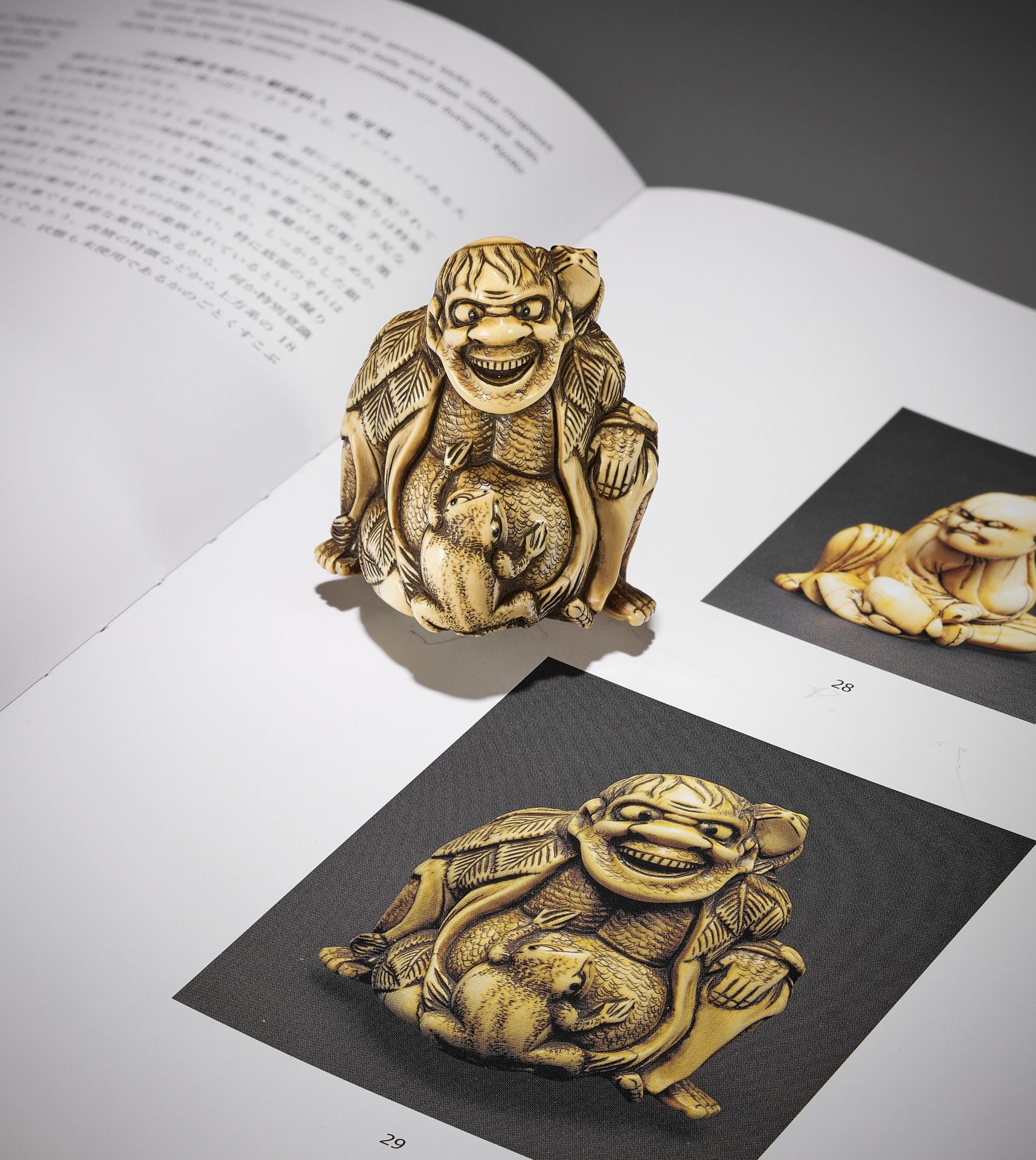 A MASSIVE IVORY NETSUKE OF GAMA SENNIN AND TWO TOADS - Bild 3 aus 11