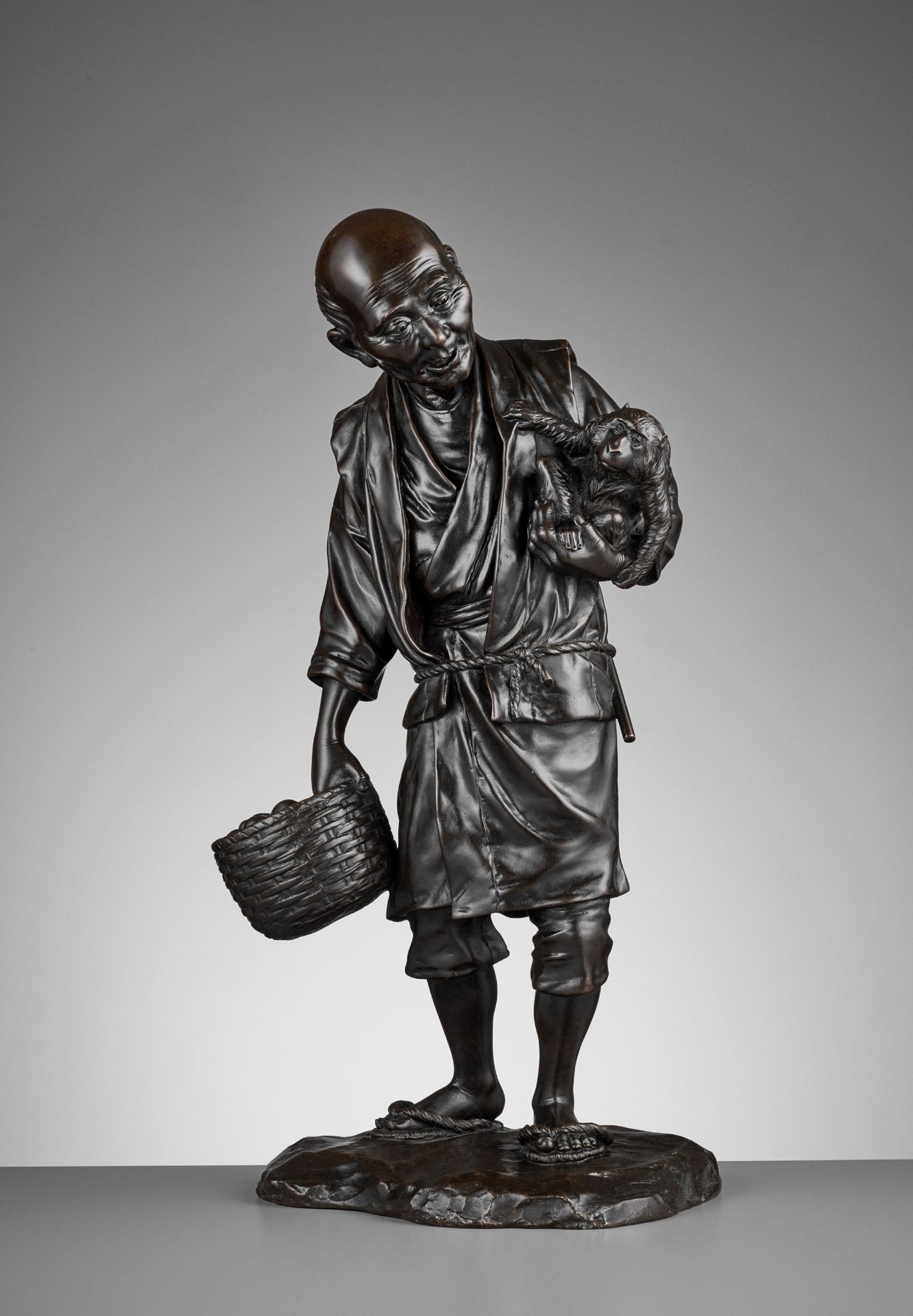 TAKAMITSU: A VERY FINE AND LARGE TOKYO SCHOOL BRONZE OKIMONO OF A MAN WITH A MONKEY - Bild 2 aus 10