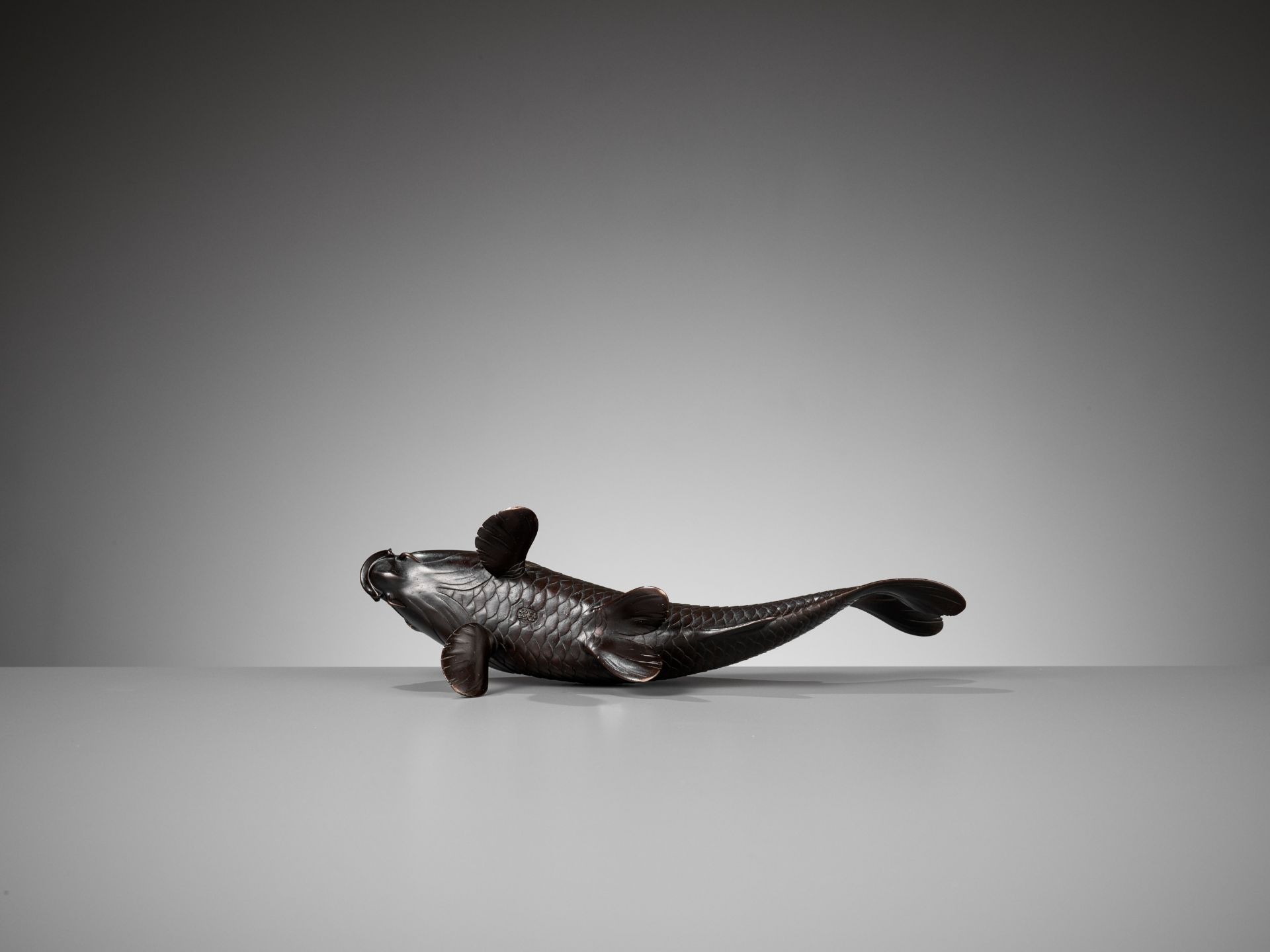 OSHIMA JOUN: A SUPERB BRONZE OKIMONO OF A CARP - Bild 8 aus 10