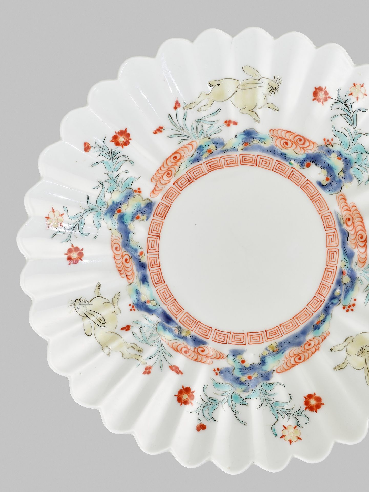 A VERY RARE 'MOON RABBIT' KAKIEMON TRIPOD CHRYSANTHEMUM-FORM DISH - Image 4 of 6