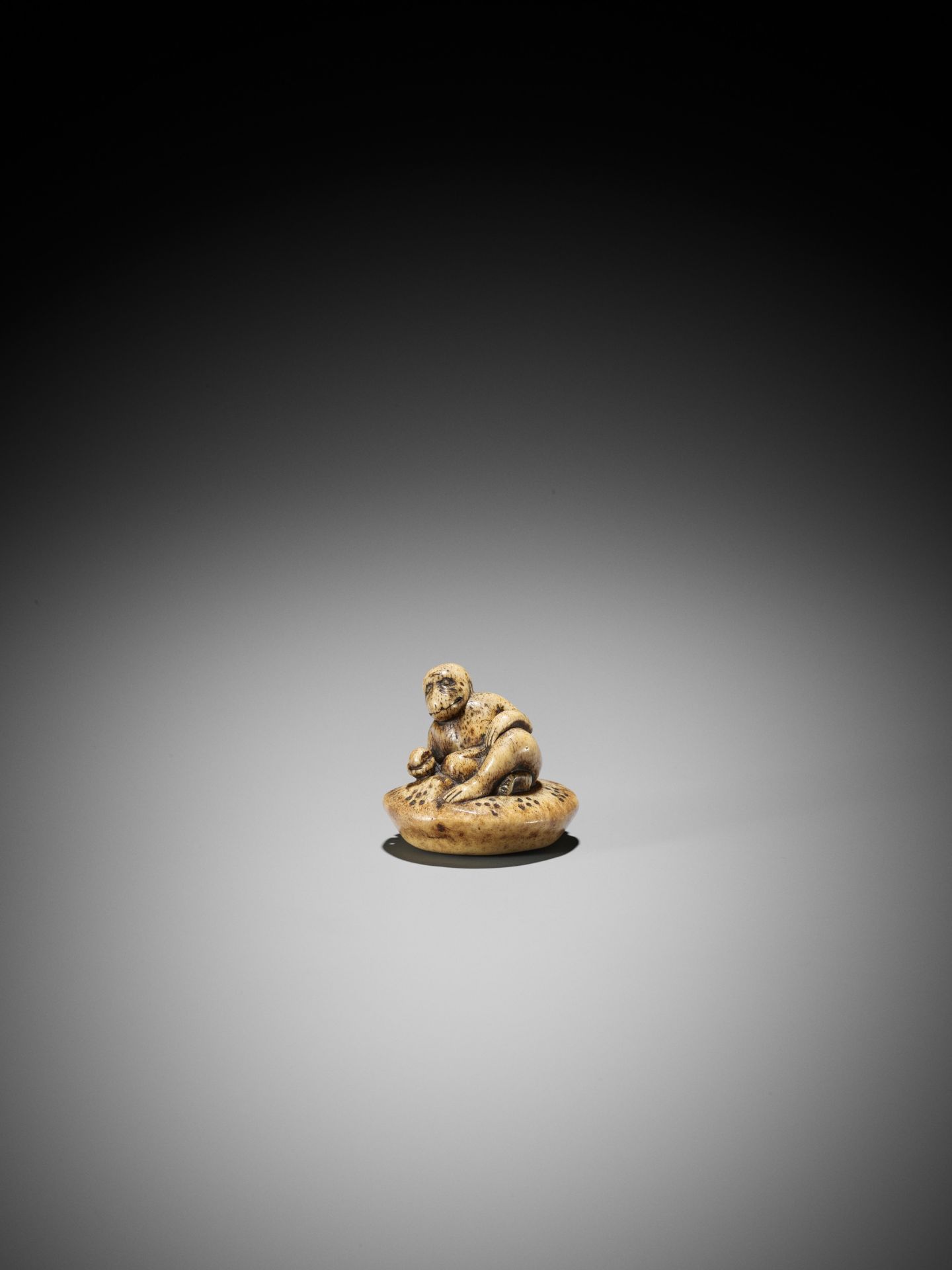 A STAG ANTLER NETSUKE OF A MONKEY HOLDING A PEACH - Image 7 of 8