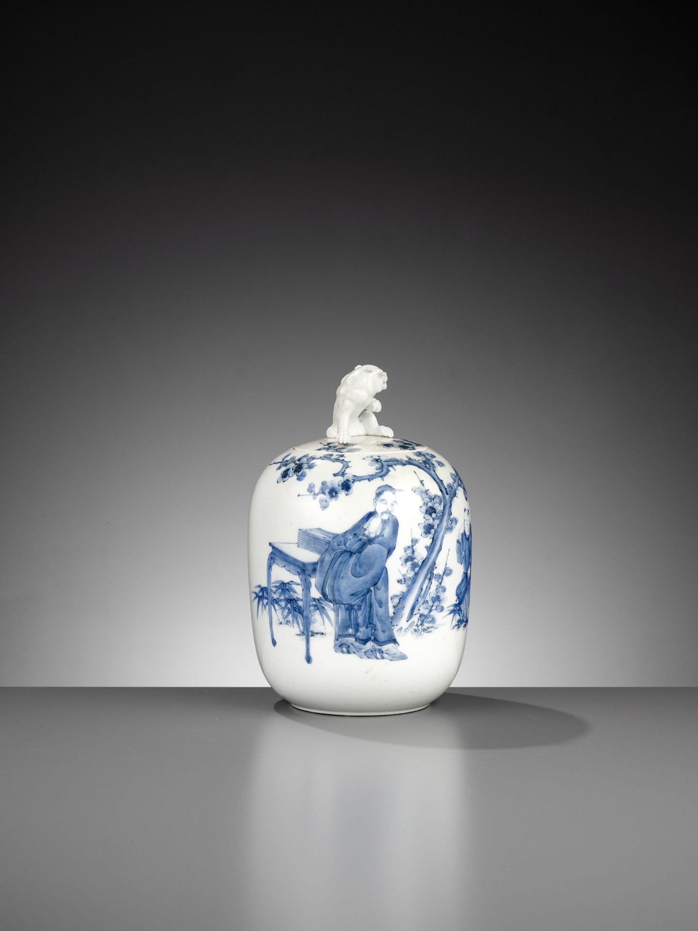 A LARGE HIRADO PORCELAIN OVOID WATER JAR (MIZUSASHI) AND COVER - Image 4 of 9