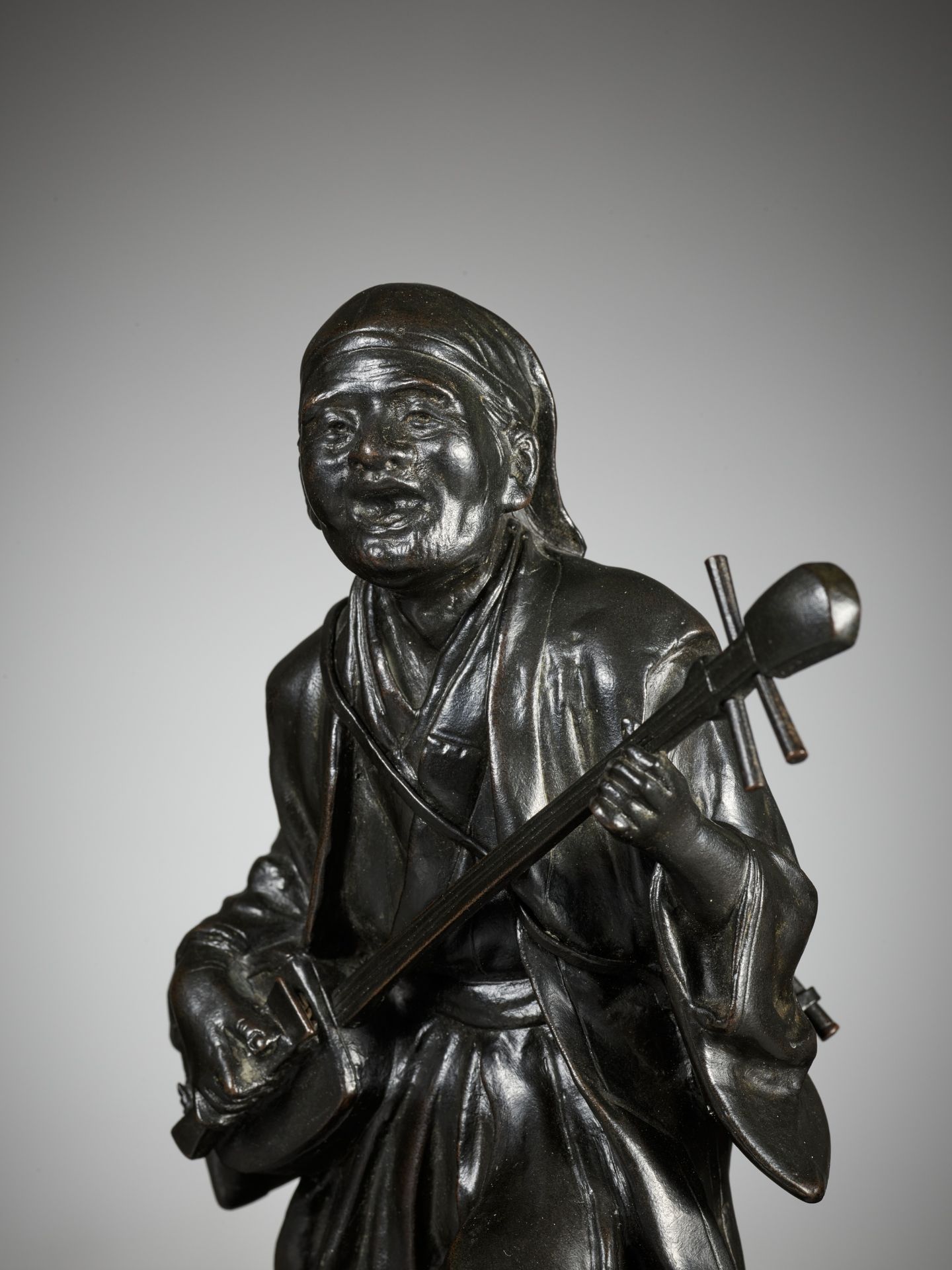 SEIYA: A BRONZE FIGURE OF A MUSICIAN PLAYING A SHAMISEN - Image 2 of 10