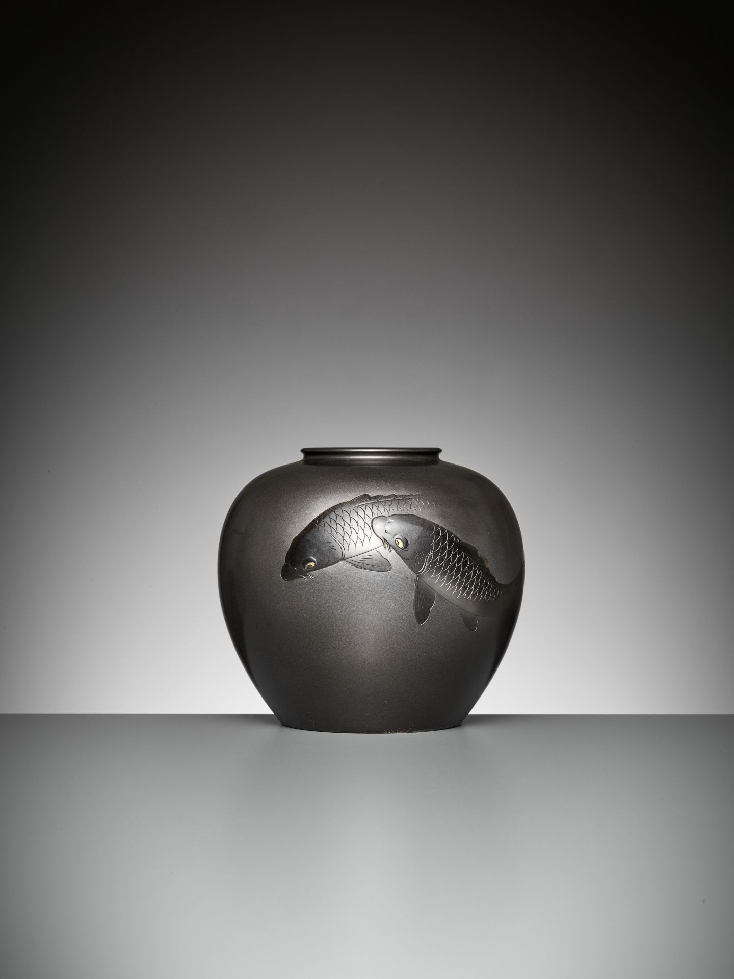 KOHO: A FINE BRONZE VASE WITH TWO CARPS - Image 5 of 12