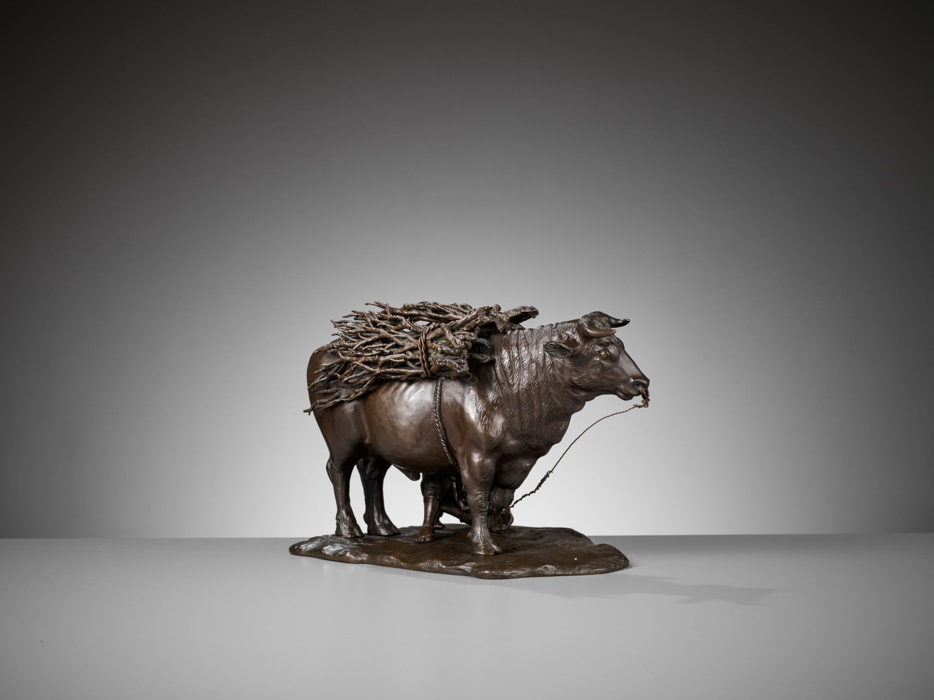 AKASOFU GYOKKO: A FINE AND LARGE BRONZE MODEL OF AN OX AND OXHERD - Bild 6 aus 9