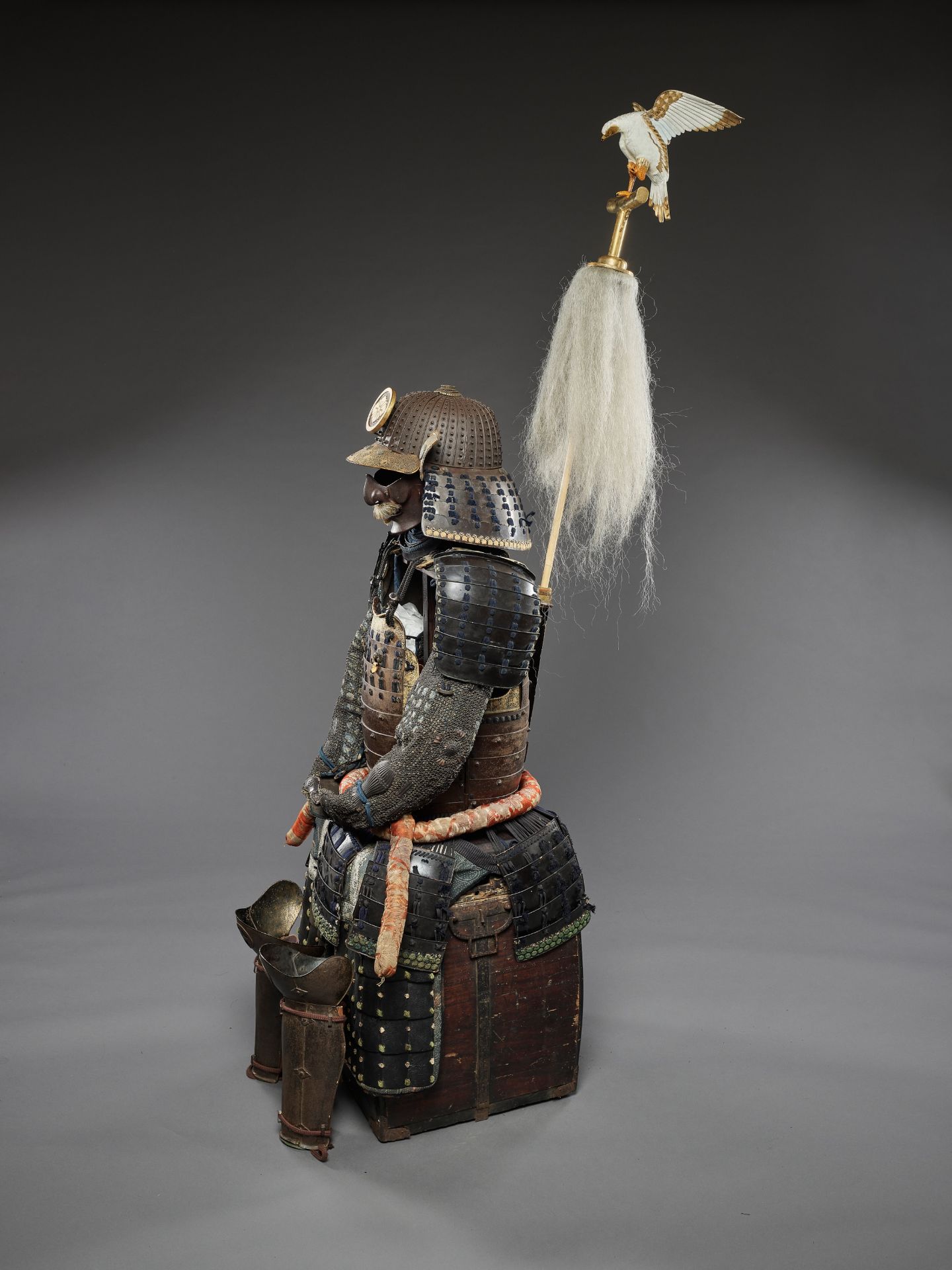A SUIT OF ARMOR WITH A SUJIBACHI KABUTO BY KATSUHISA MYOCHIN AND A FALCON SASHIMONO - Image 9 of 12