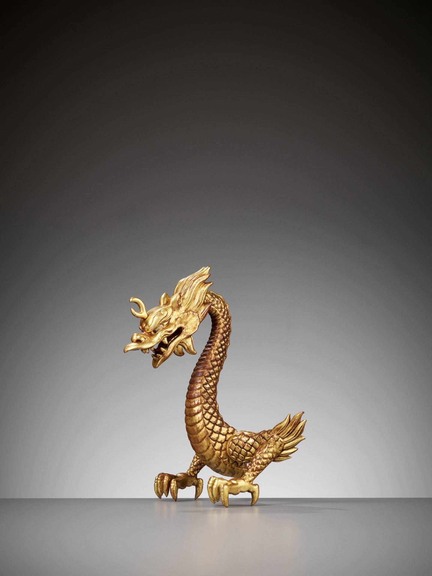 A RARE GOLD-LACQUERED WOOD MAEDATE IN THE FORM OF A DRAGON - Image 6 of 13