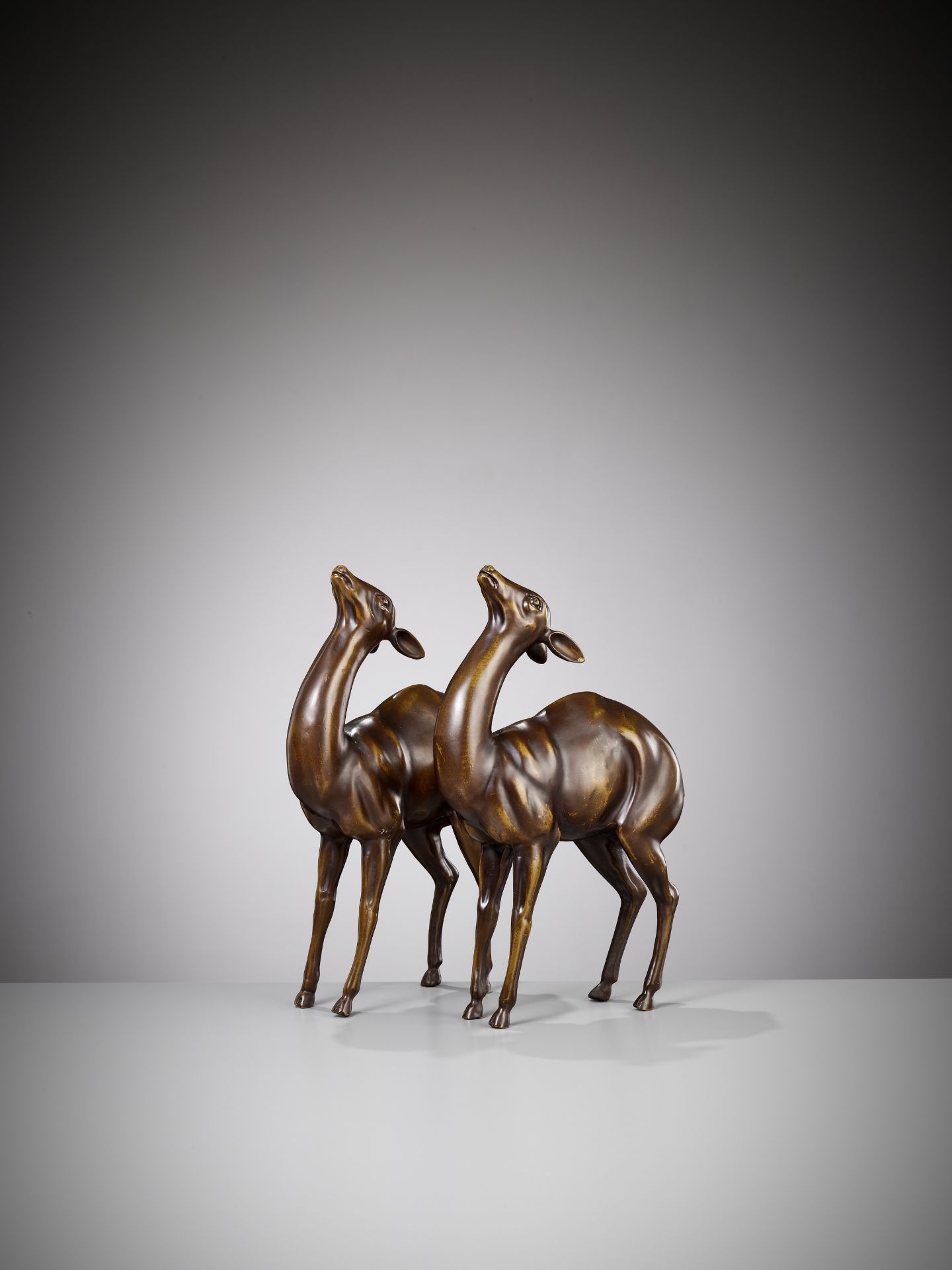 A PAIR OF FINE BRONZE OKIMONO OF DEER - Bild 3 aus 8