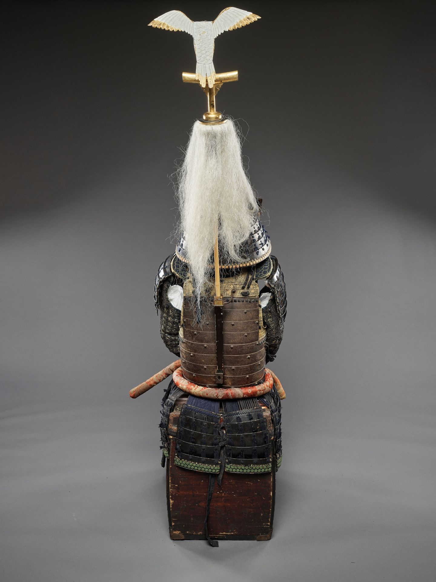 A SUIT OF ARMOR WITH A SUJIBACHI KABUTO BY KATSUHISA MYOCHIN AND A FALCON SASHIMONO - Image 10 of 12