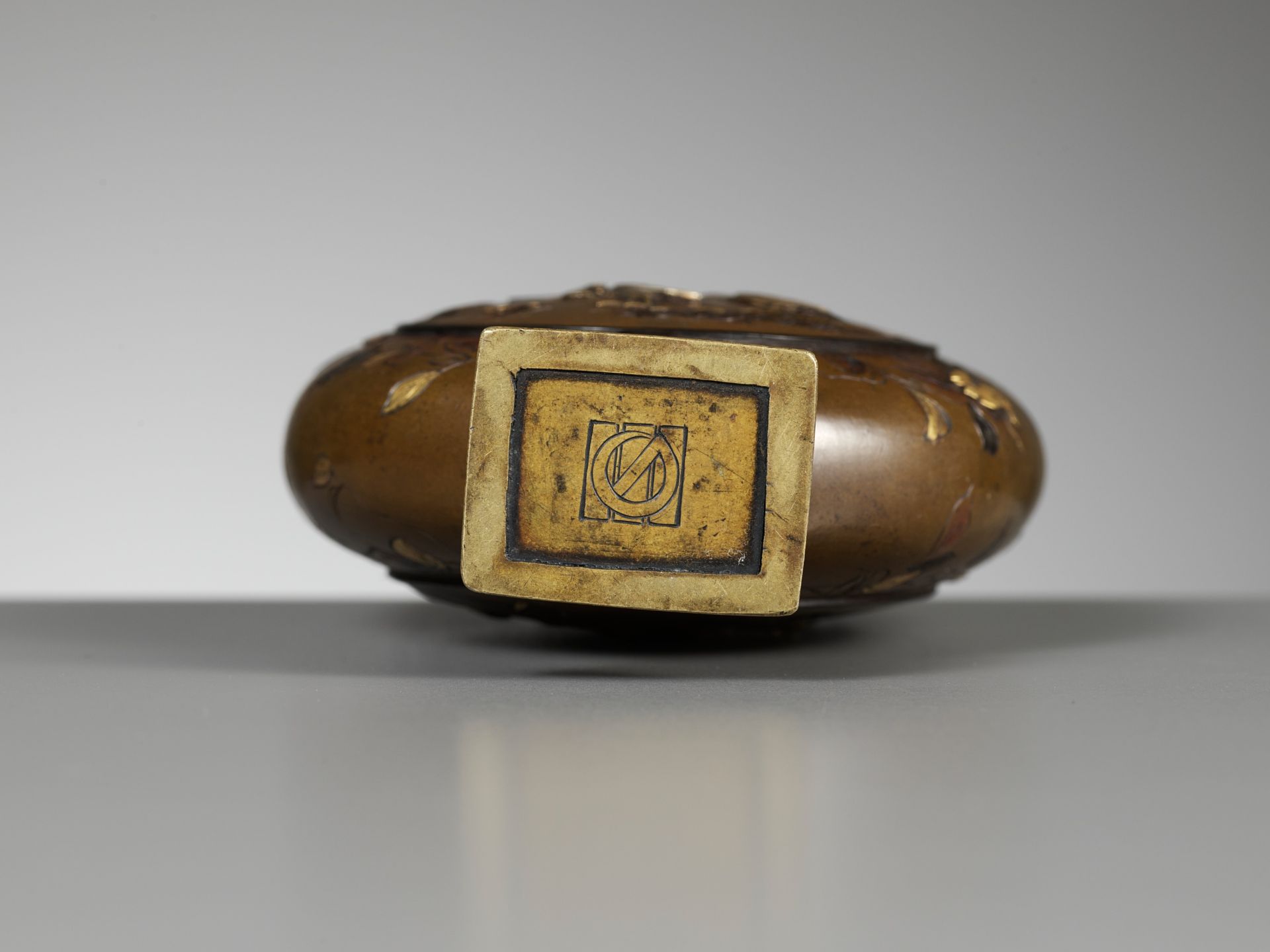 NOGAWA : A FINE PARCEL-GILT AND INLAID BRONZE 'CORMORANT FISHERMEN' MOON FLASK - Image 10 of 10