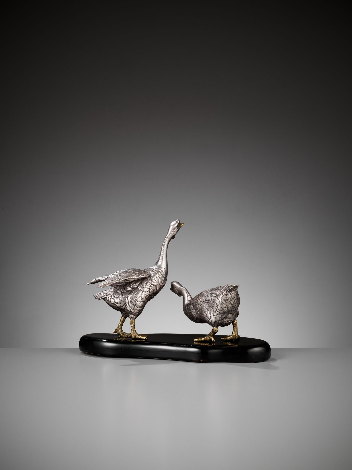 CHIKAYOSHI: A GILT AND SILVERED BRONZE OKIMONO OF TWO GEESE - Bild 6 aus 9