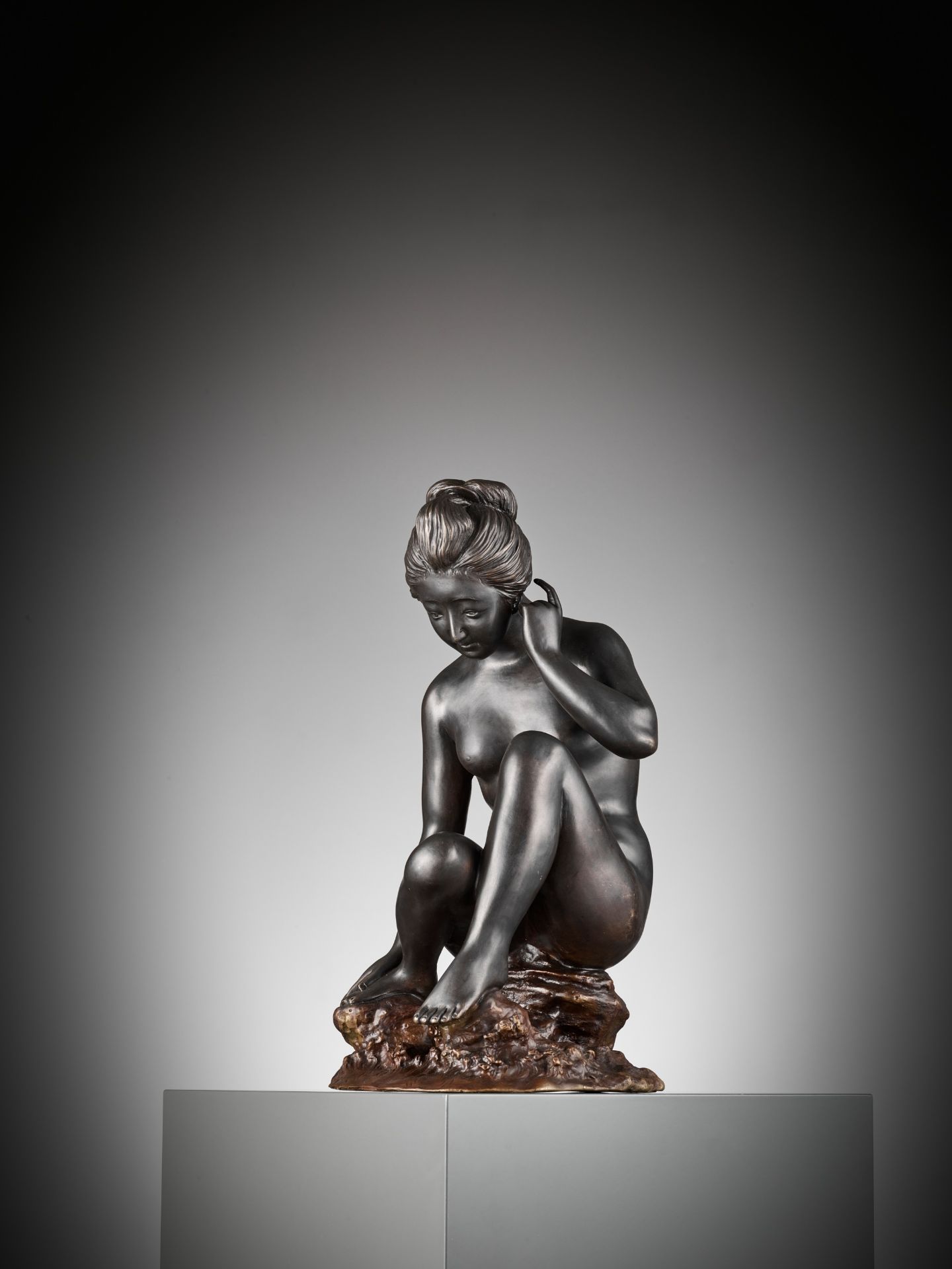 SANO TAKACHIKA: A MASTERFUL FIGURAL BRONZE STUDY OF A BATHING NUDE - Bild 7 aus 16