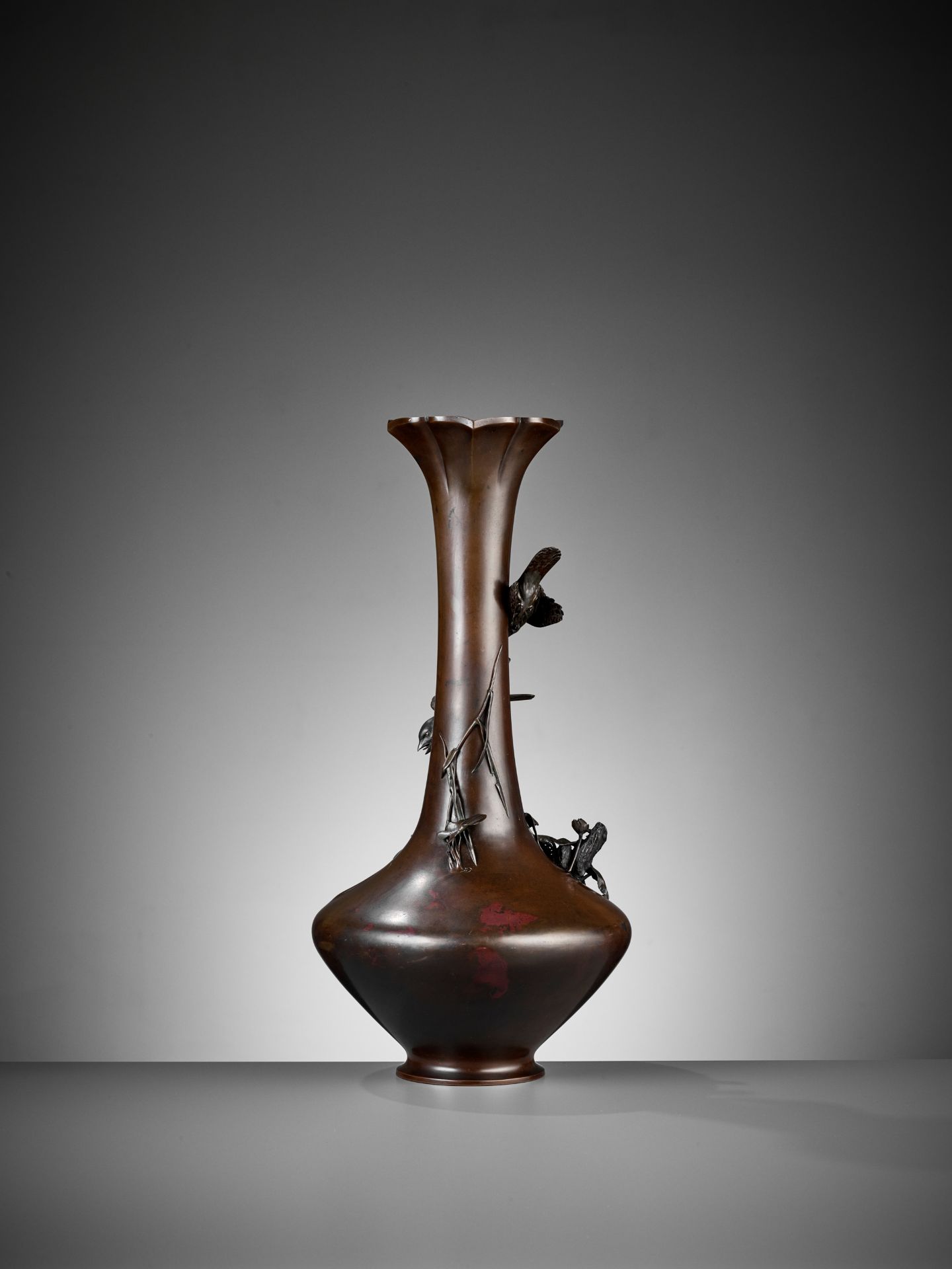 A LARGE INLAID BRONZE VASE WITH SPARROWS - Image 5 of 9