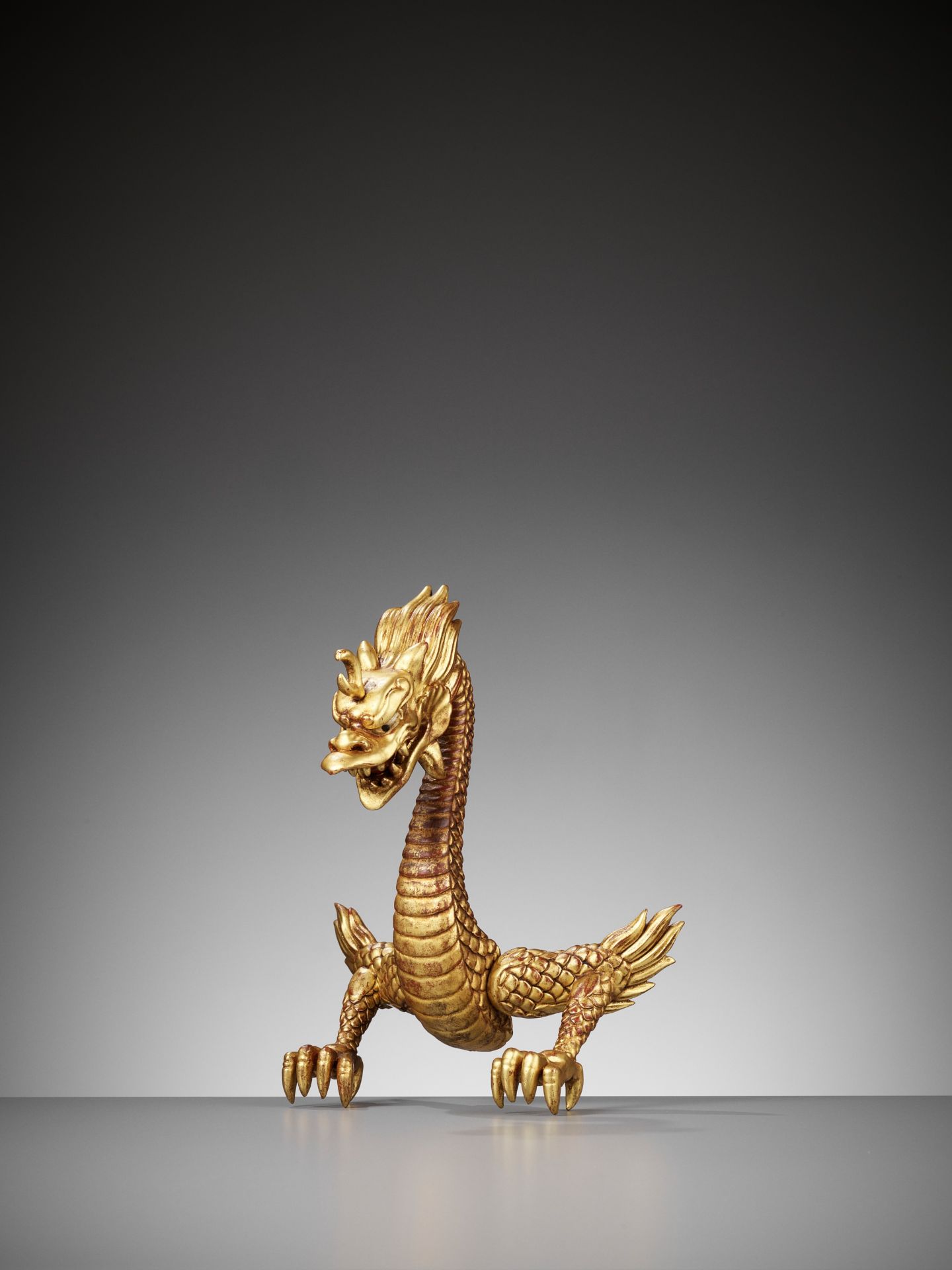 A RARE GOLD-LACQUERED WOOD MAEDATE IN THE FORM OF A DRAGON - Image 5 of 13