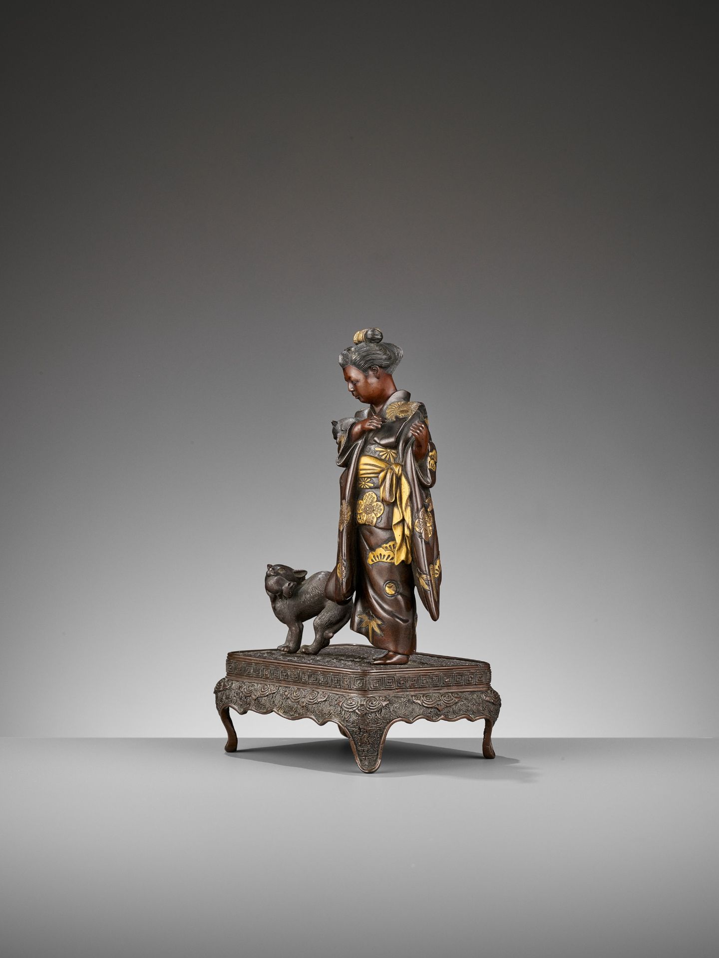 MIYAO: A RARE GOLD-INLAID BRONZE OKIMONO OF A LADY WITH CATS - Bild 7 aus 14