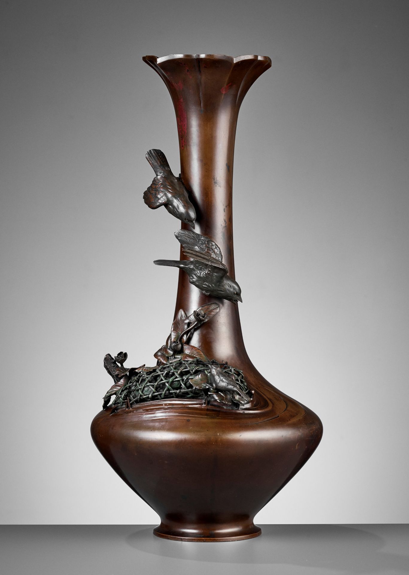 A LARGE INLAID BRONZE VASE WITH SPARROWS