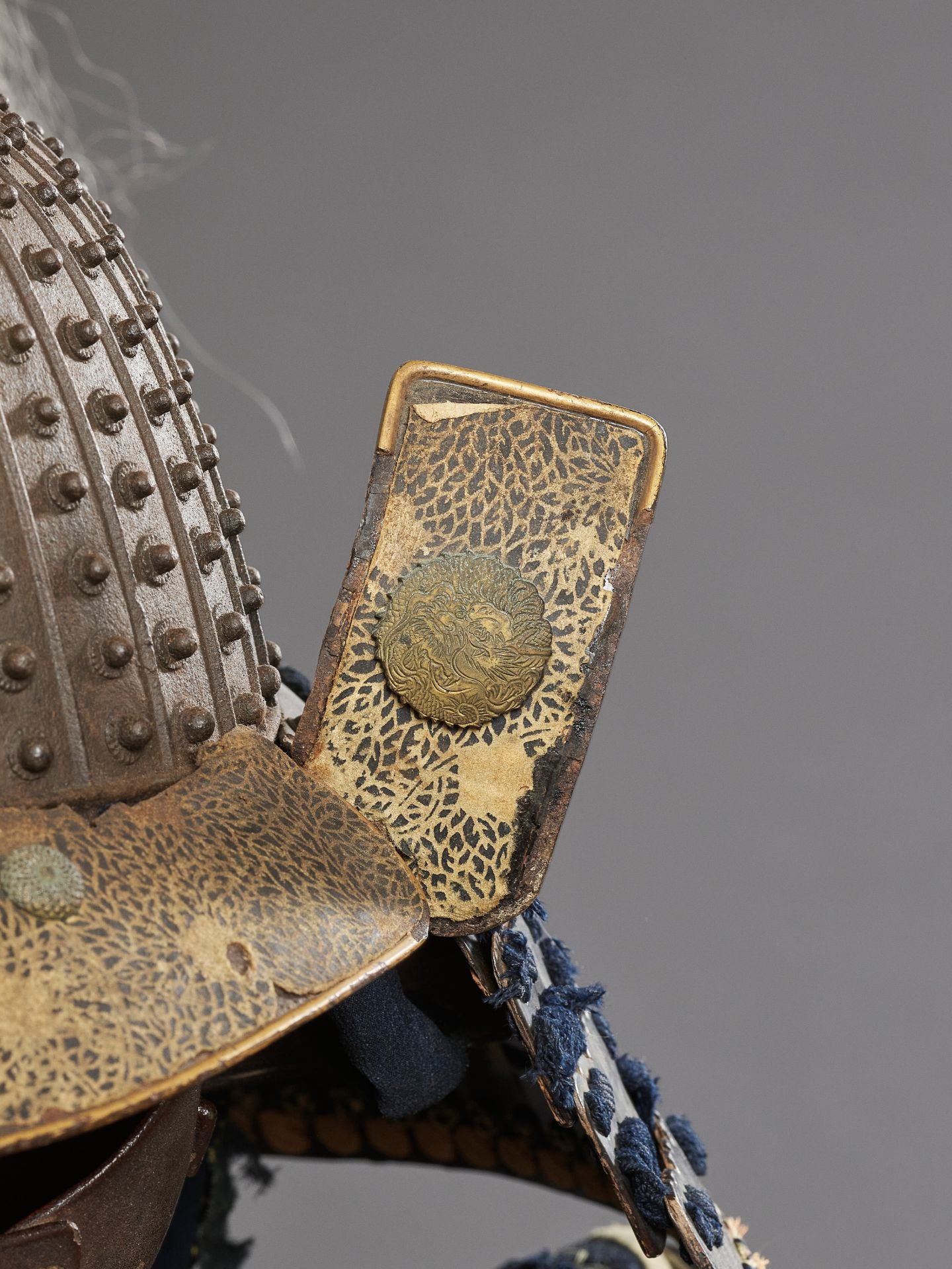 A SUIT OF ARMOR WITH A SUJIBACHI KABUTO BY KATSUHISA MYOCHIN AND A FALCON SASHIMONO - Image 6 of 12